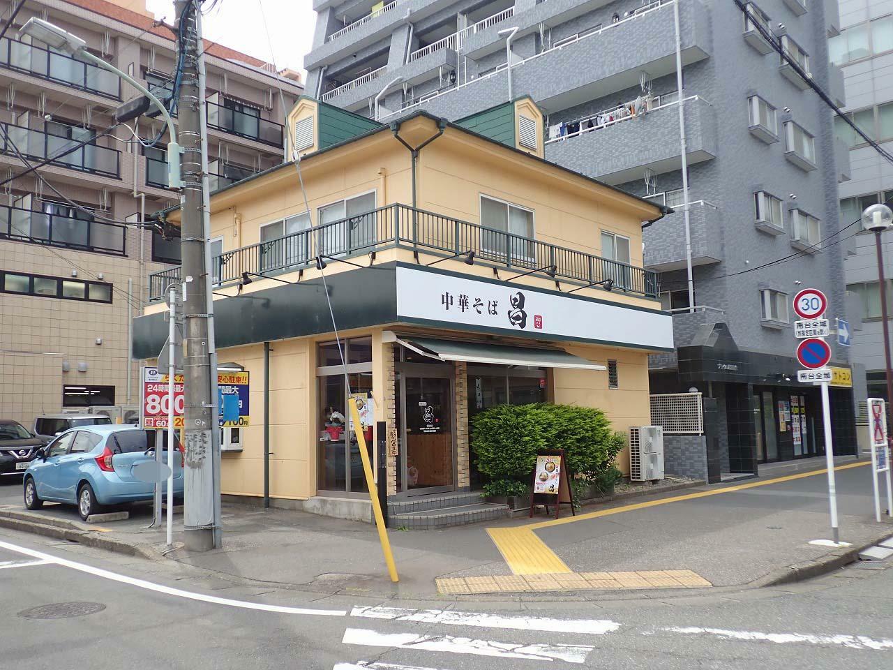 店舗の場所は南大塚駅・南口を出てすぐで、こちらでは以前はイタリアンレストラン「マンジャ」が営業していました