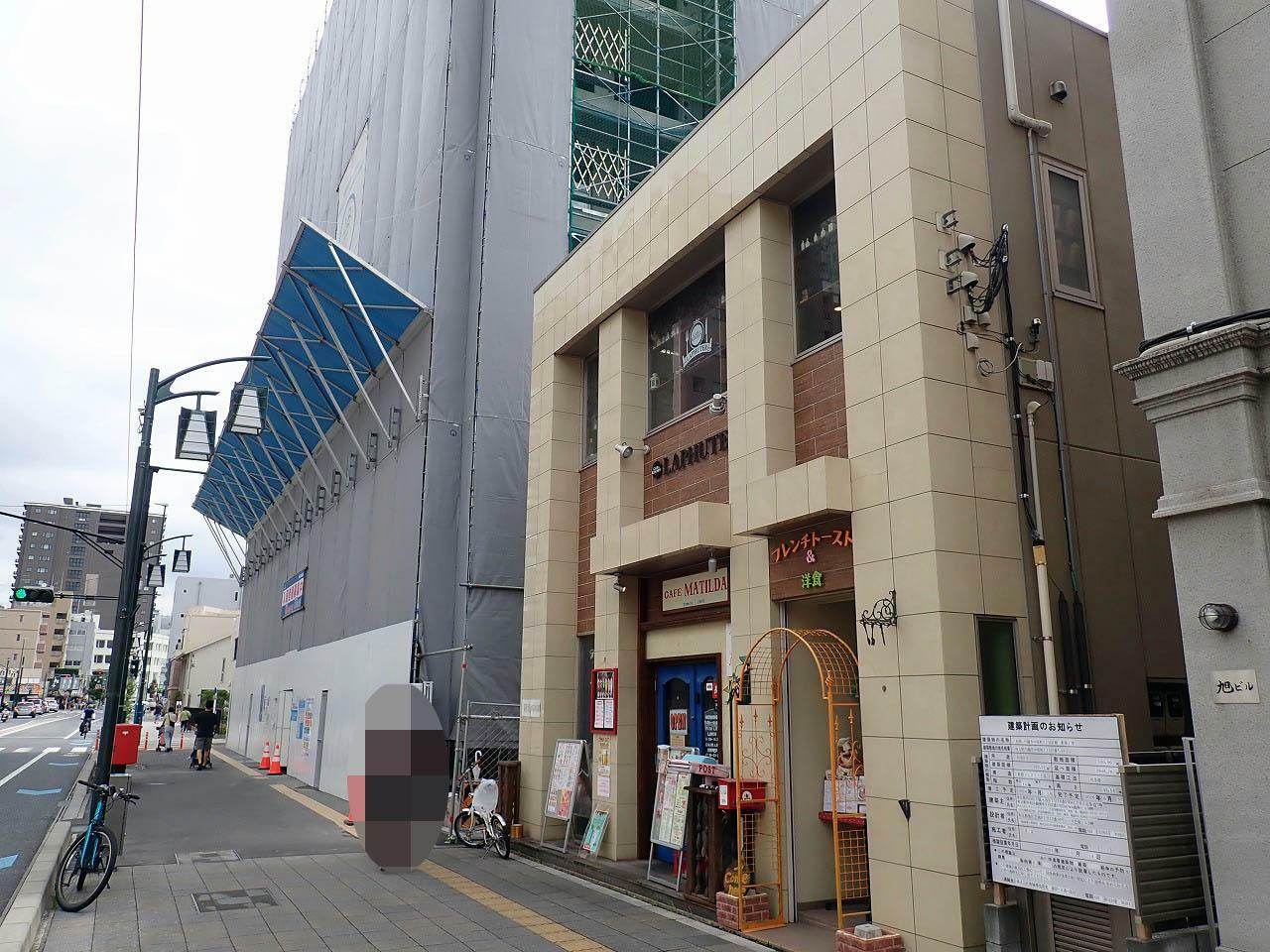 お店は本川越駅から徒歩約5分。建物の2階で営業しています。なお、店名は英語表記や「キッチン ラフテル」と表記されることもありますが、本記事では「カフェ＆キッチン ラフテル」で統一させていただきます