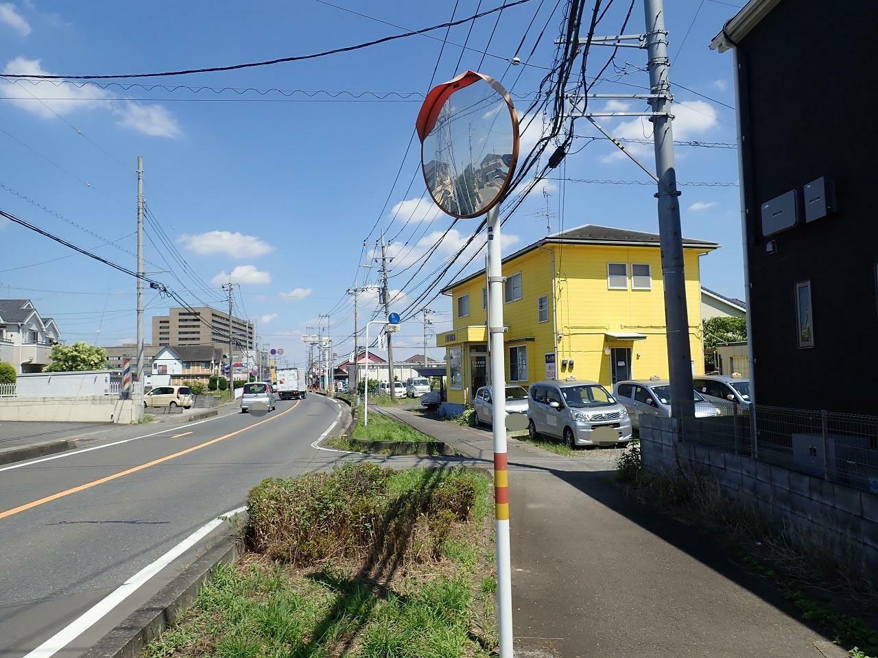 この写真では向かって左手奥の茶色の建物が「埼玉医科大学総合医療センター」です。右手の黄色の建物の手前の道を曲がって直進すると、数十メートル先の左手にお店があります