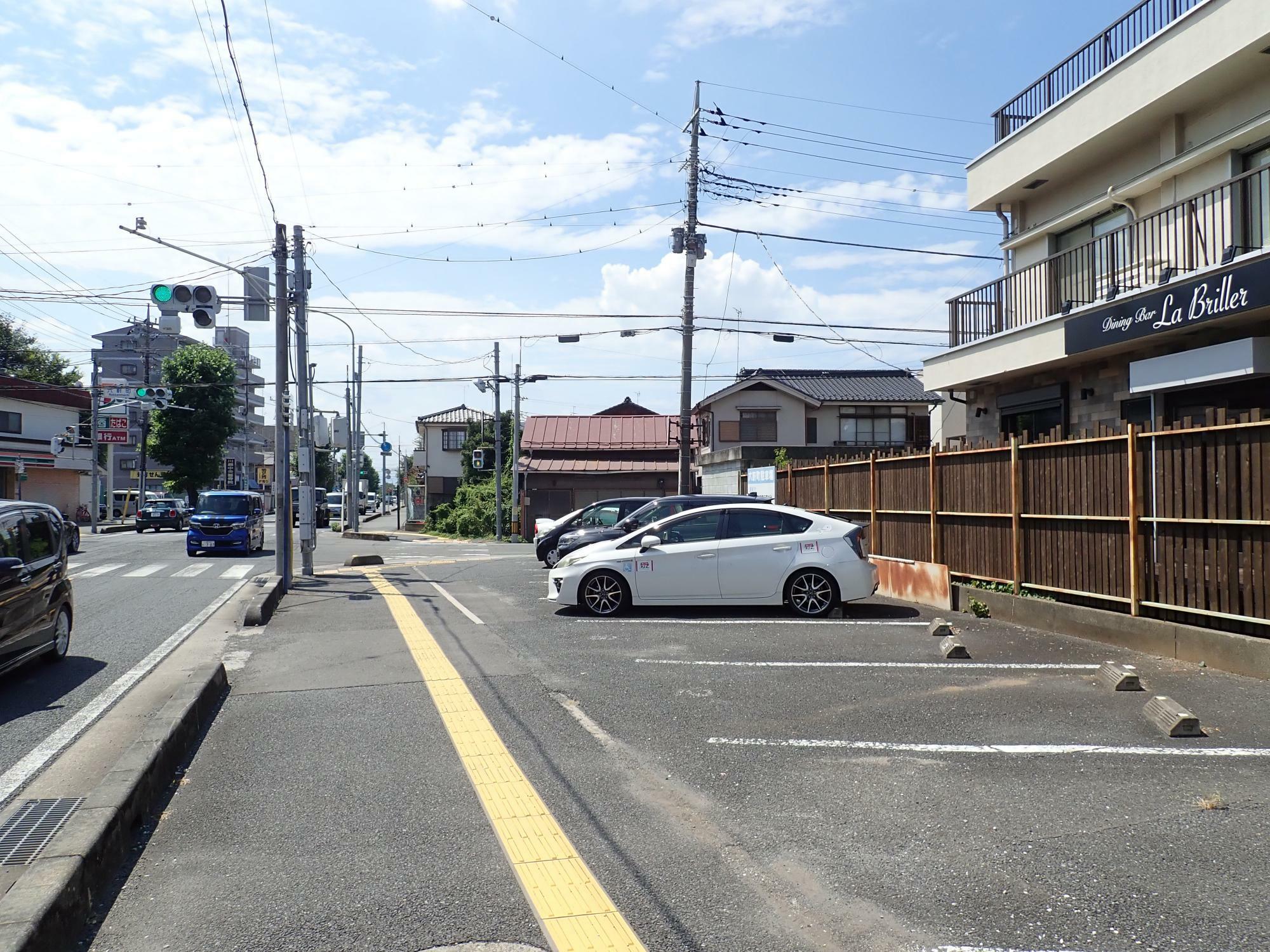 この写真では向かって右側にあります（看板が見えます）。西武新宿線・本川越駅から徒歩約9分です（東武東上線・川越市駅からも徒歩約9分です）