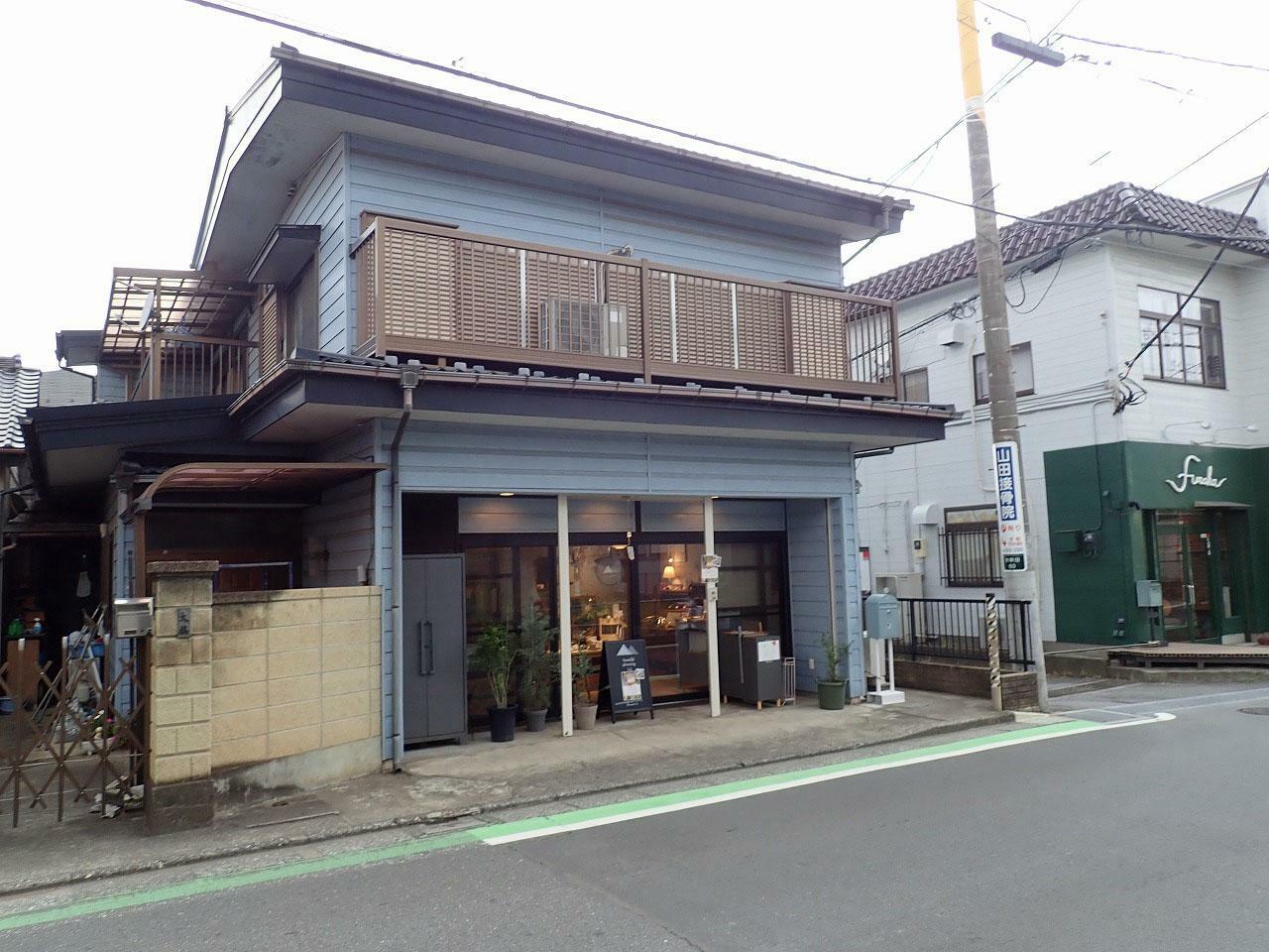 こちらが店舗の外観です。なお、お店の駐車場はないので、車の方は近くのコインパーキングのご利用を