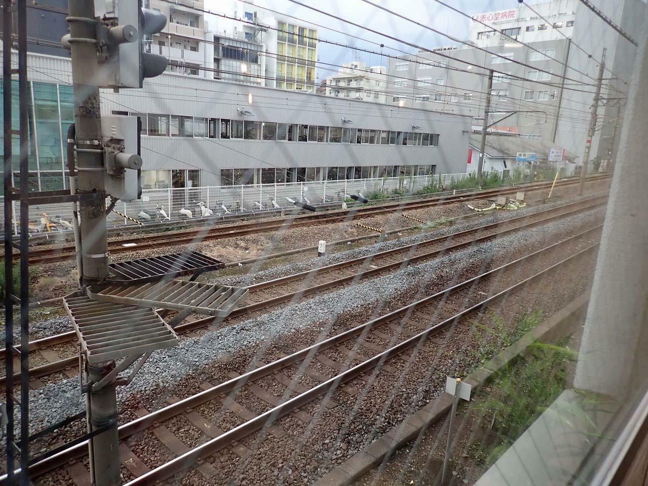 ちなみにお店の窓からは電車がよく見えます