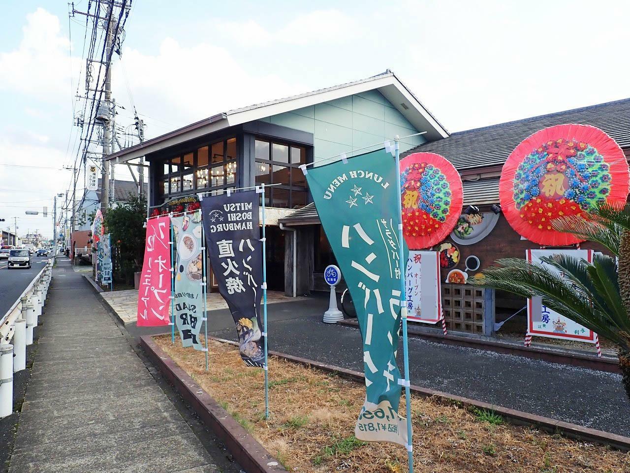 店舗は新河岸駅から徒歩約8分で、店舗の隣に広い駐車場が完備されています