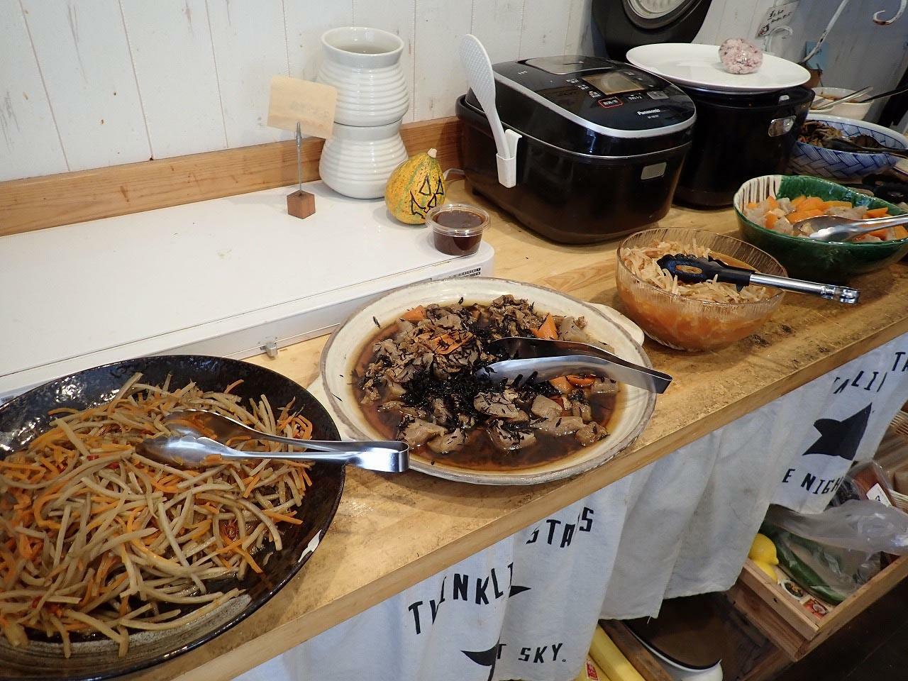 もちろんご飯（ライス）もあります（向かって右上が電子炊飯器です）