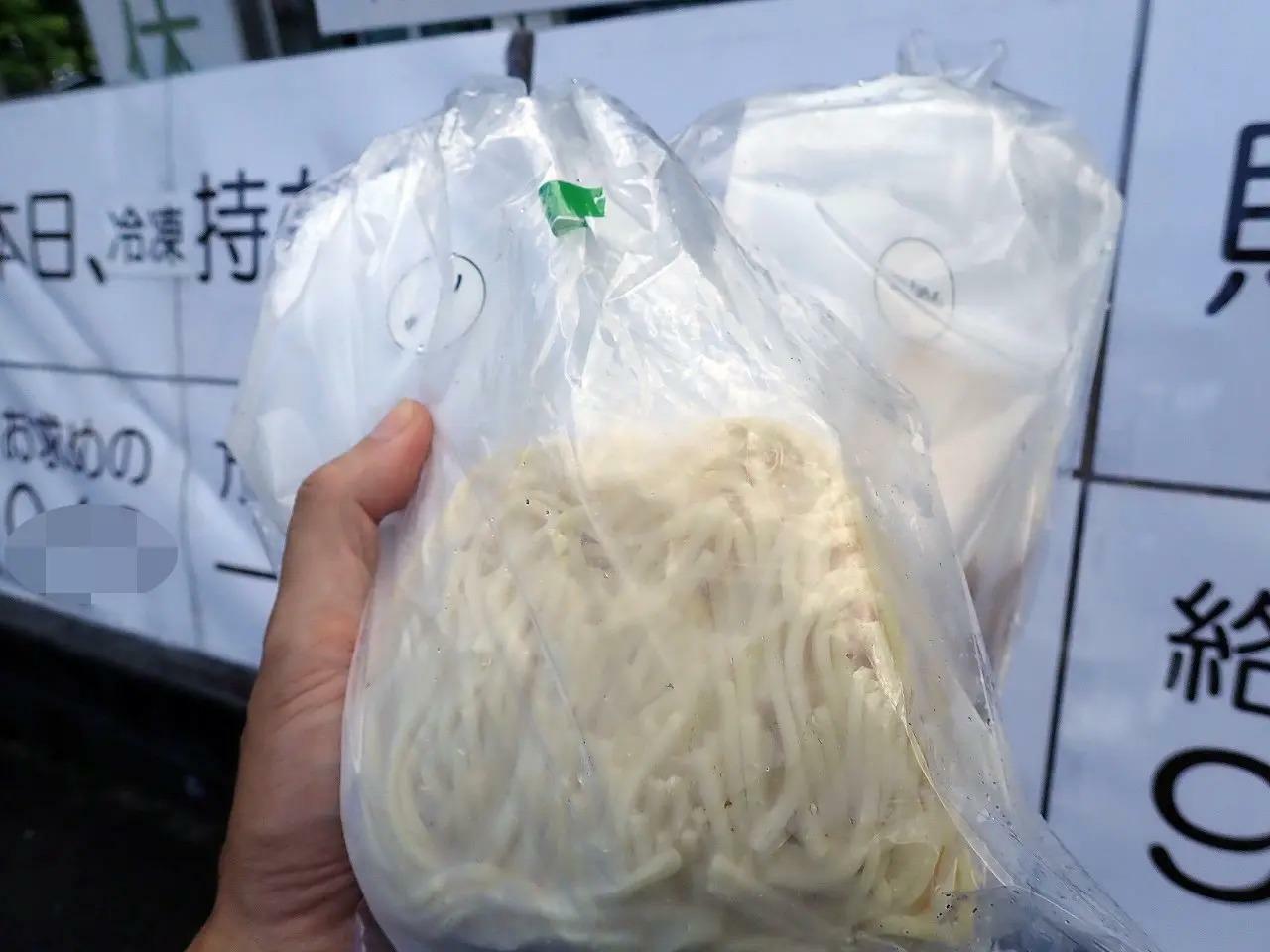 こちらが商品です。麺とスープのセットで、スープにはチャーシューなどの具材も入っています