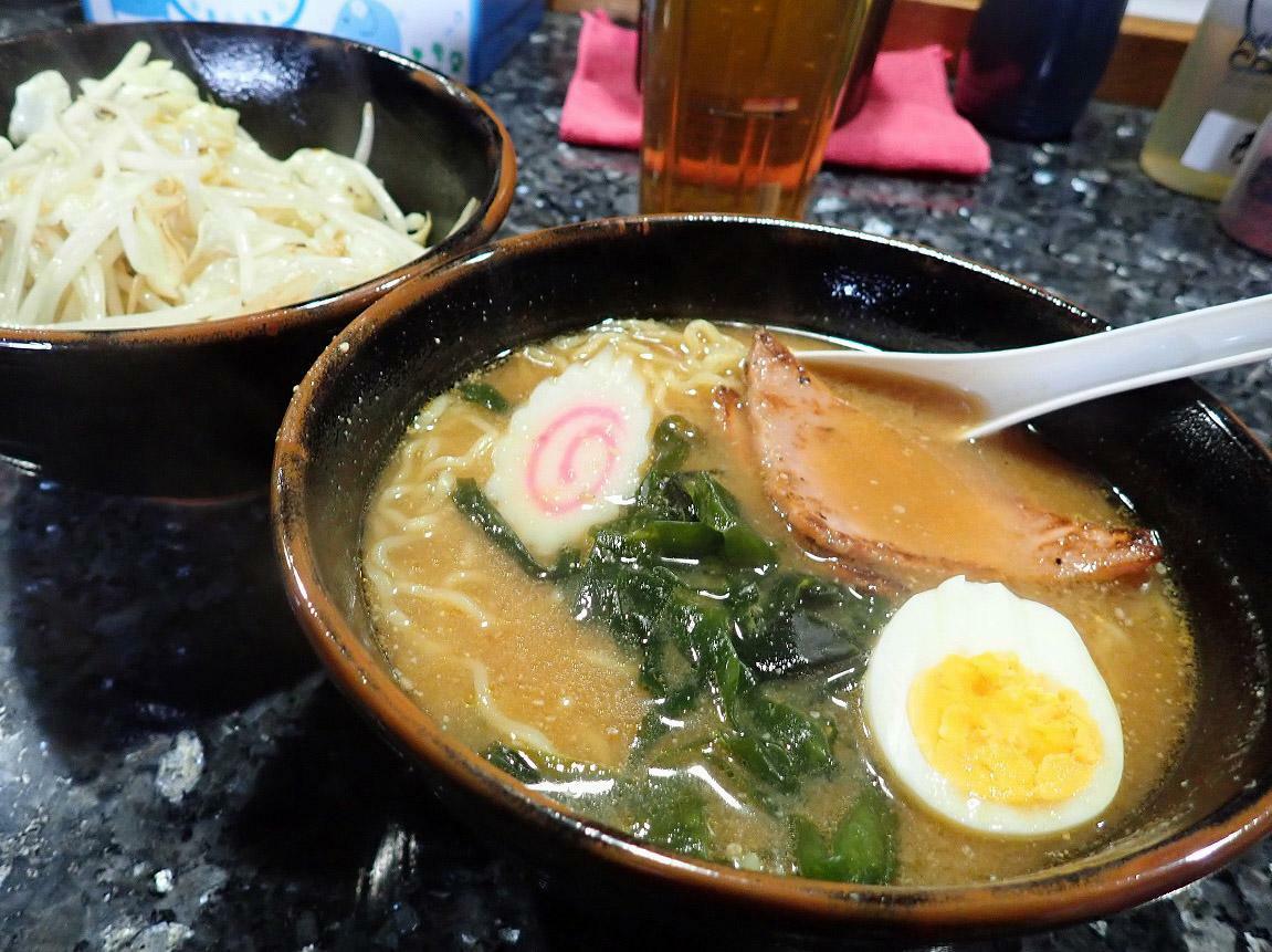 こちらも試作品です。とんかつ屋さんの「味噌ラーメン」、これが美味なのです