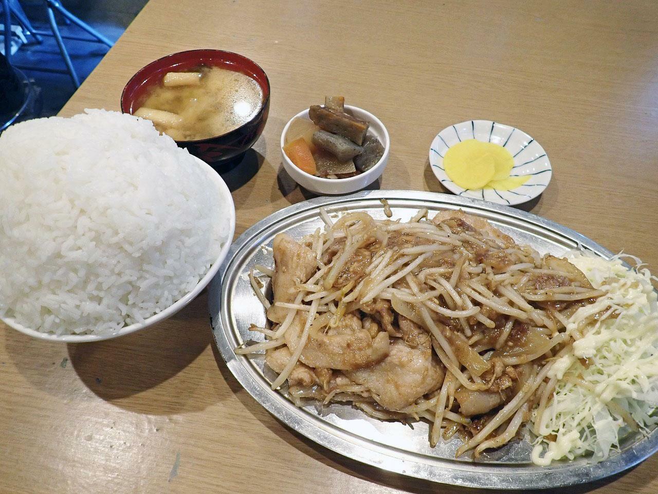 特にご飯の大盛りが目を引きます