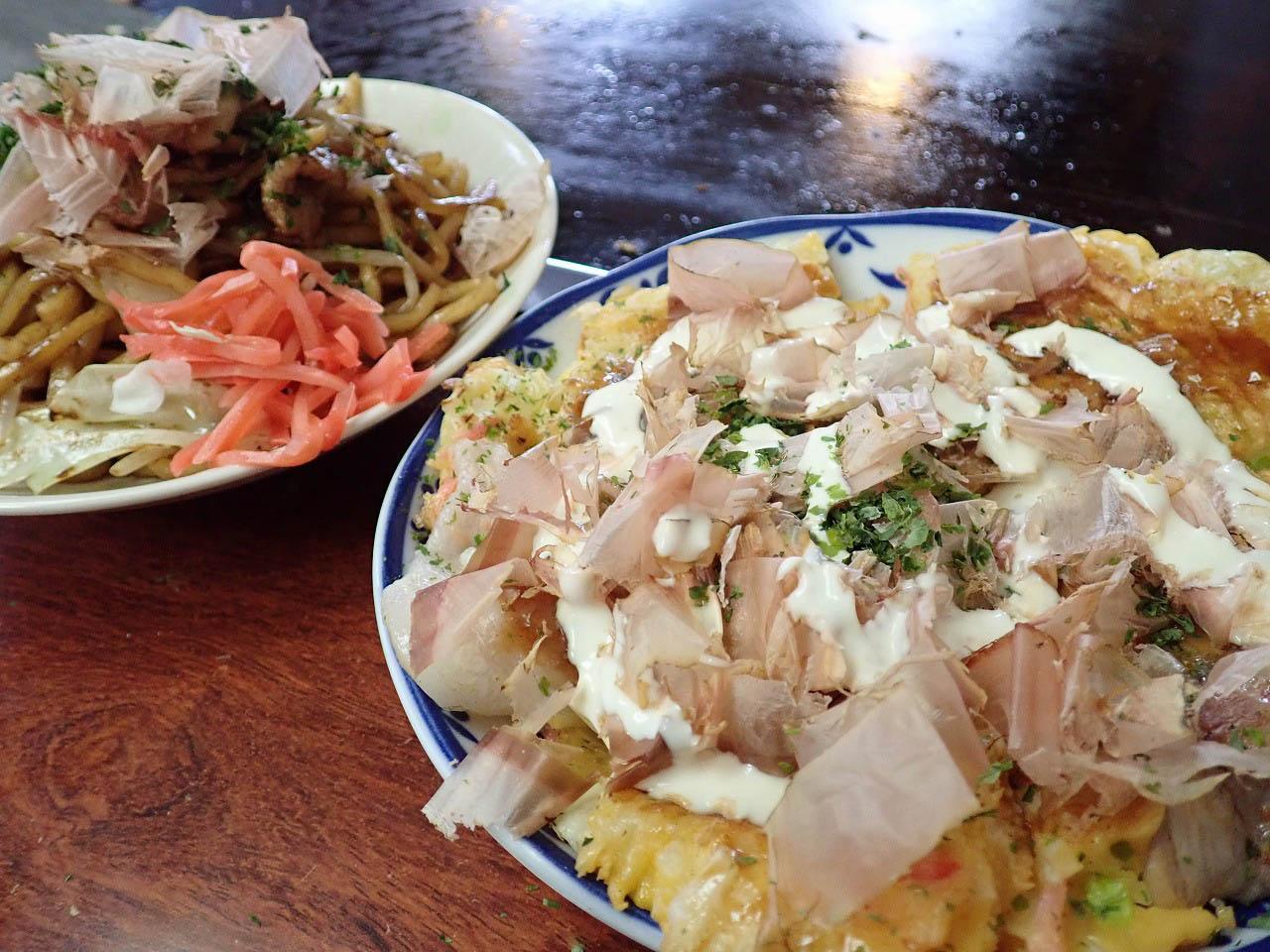 焼きそばはお店の方が調理したものが出てきます