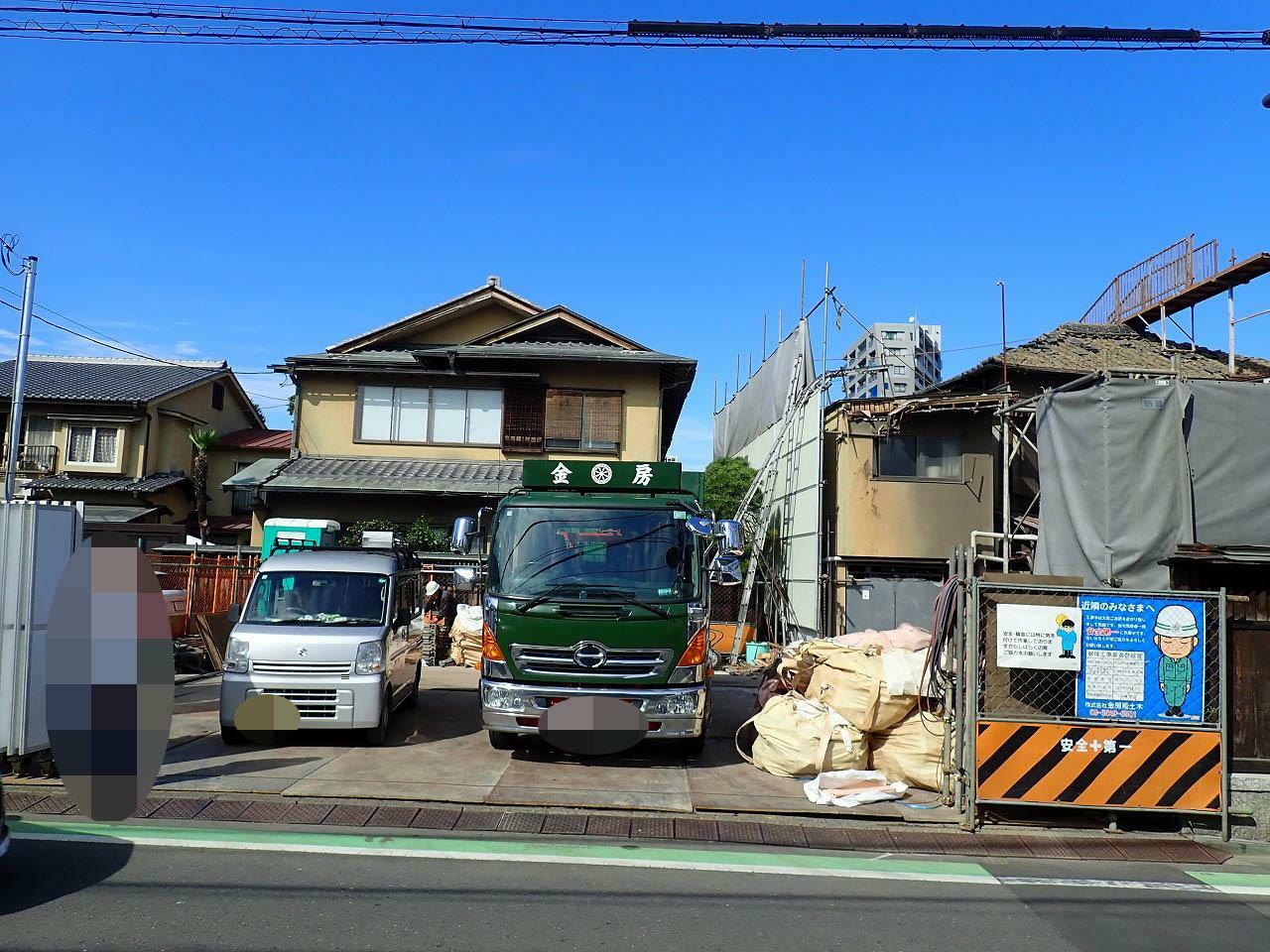 この写真では正面に見えるのが「奥の間」がある建物です