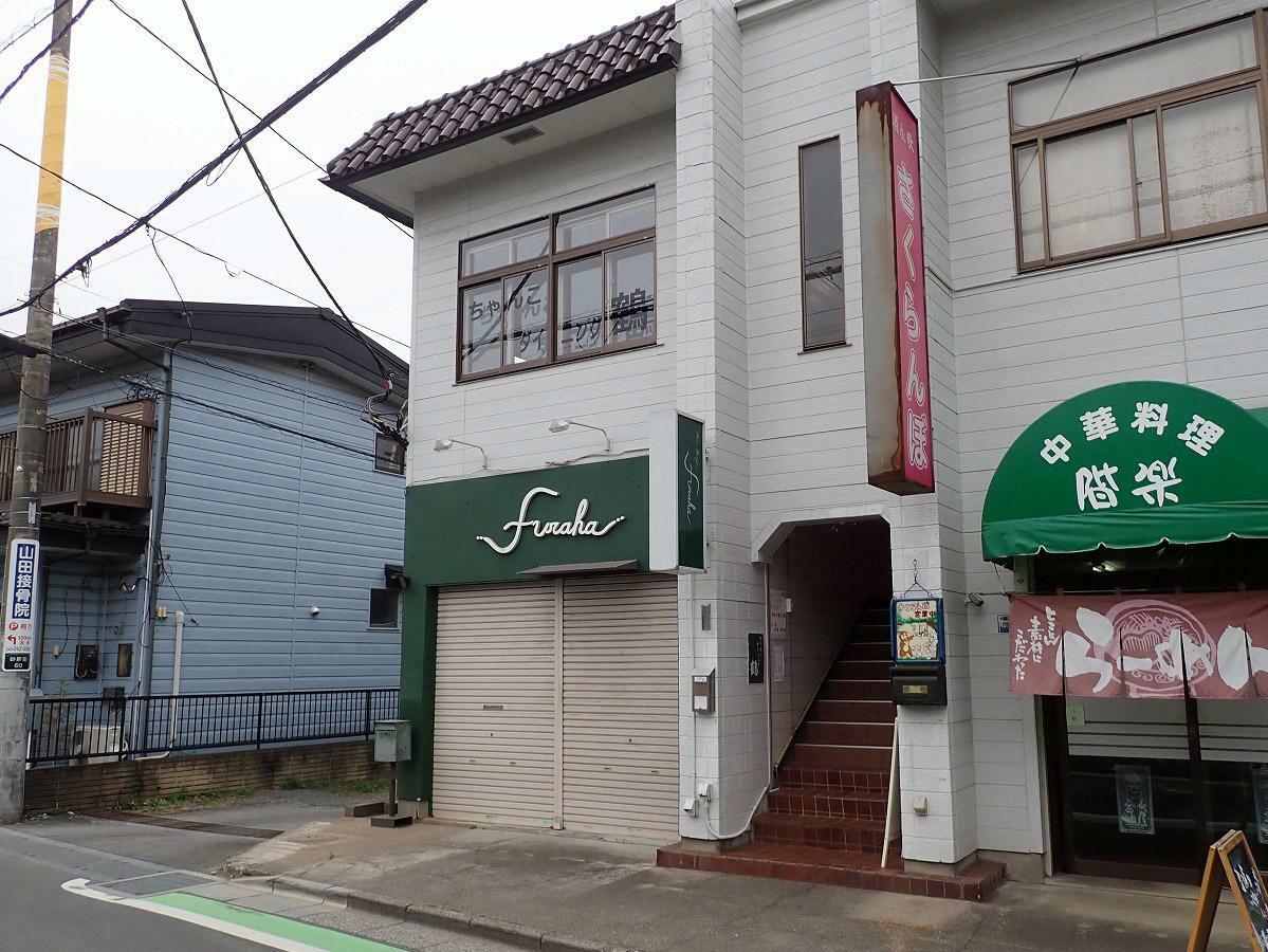 お店は建物の2階です