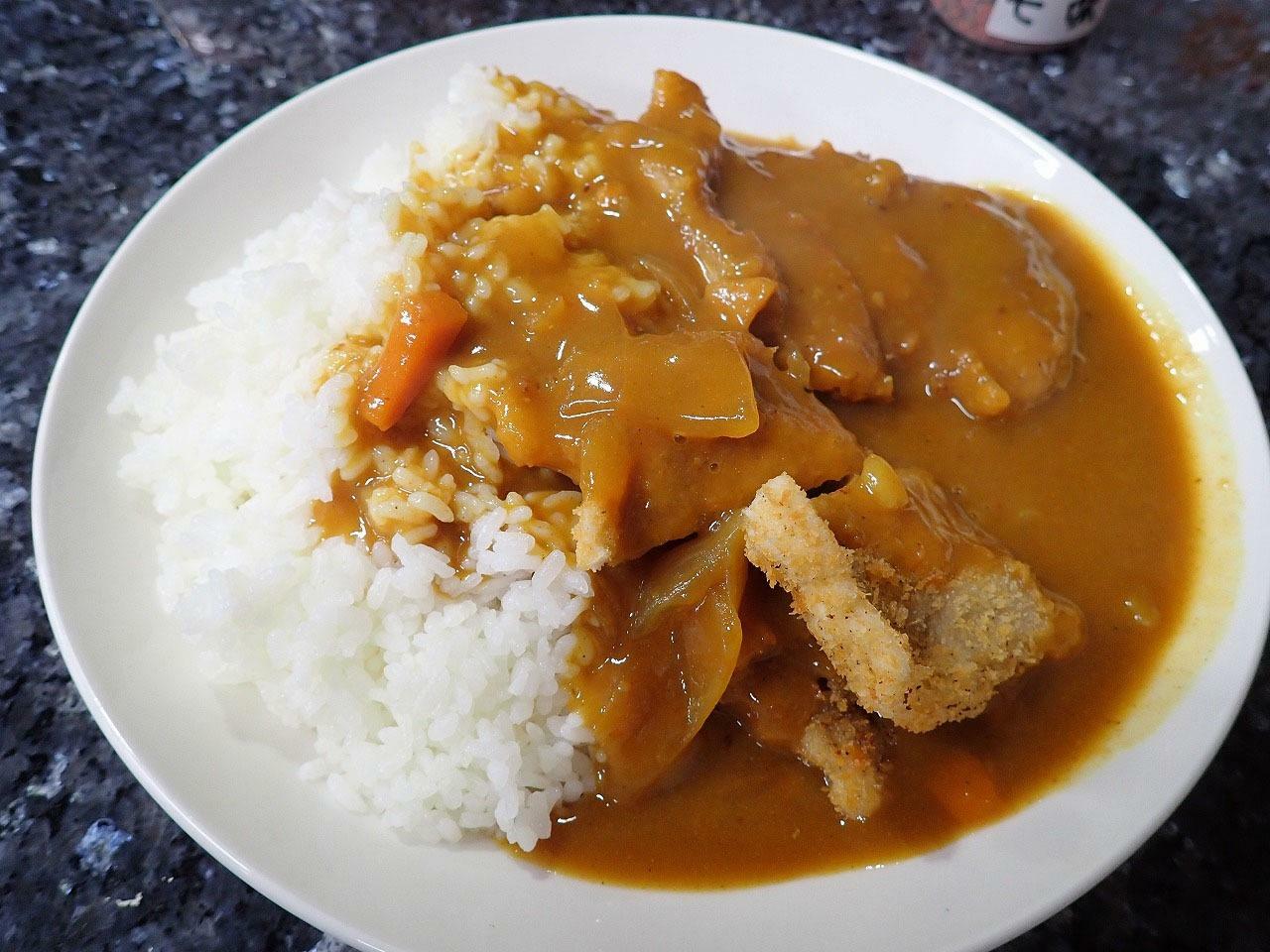 こちらは「カツカレーライス」を大盛りです。このボリュームで870円（税込）はとてもお得！