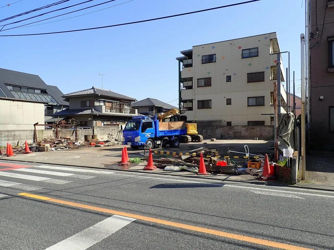 こちらは「カトゥ　ジドゥシャ」の建物の取り壊しの様子です。場所は「丸広百貨店 川越店」のすぐ近く。看板がある時に撮影できていたらよかったのですが…