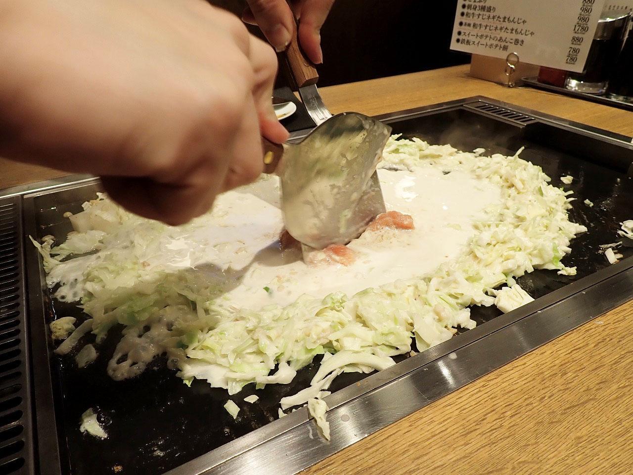 もんじゃ焼きやお好み焼きのお店では、食べ方（お店の提供方法）にいろいろなスタイルがありますが、個人的に私はこの「目の前で調理していただける」のがいちばん好きです