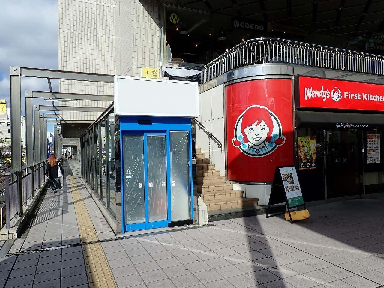 2階の「ウェンディーズ・ファーストキッチン 川越アトレ店」の横の自動ドアは「ガイア 川越店」の入り口でした