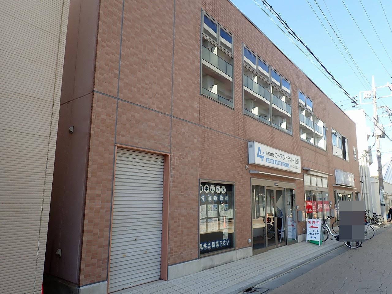 こちらのビルの2回が「そのままの跡地」です。「魚民 新河岸駅前店」が営業していた頃は、手前のシャッターの部分が入り口でした