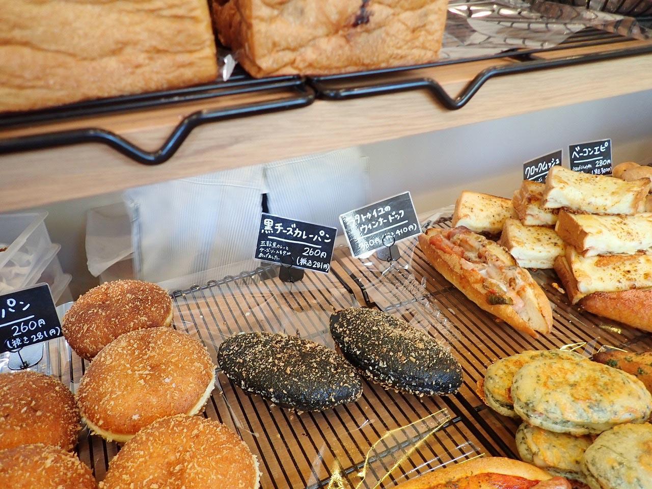 川越市】黒いカレーパンが大人気！ 駅近で駐車場完備のパン屋