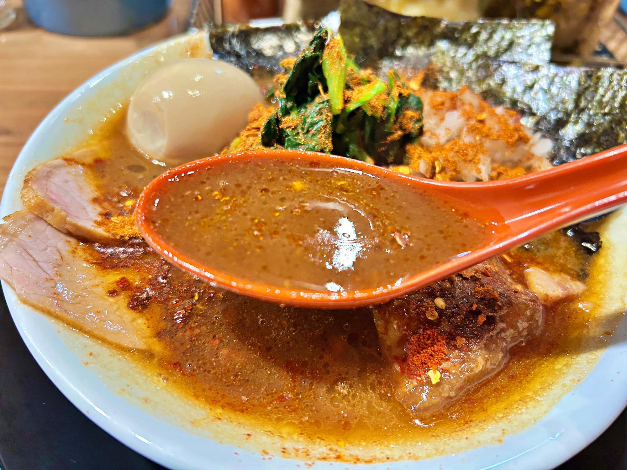 大阪市・北浜】焦がしスープがたまらない！家系の旨辛ラーメン