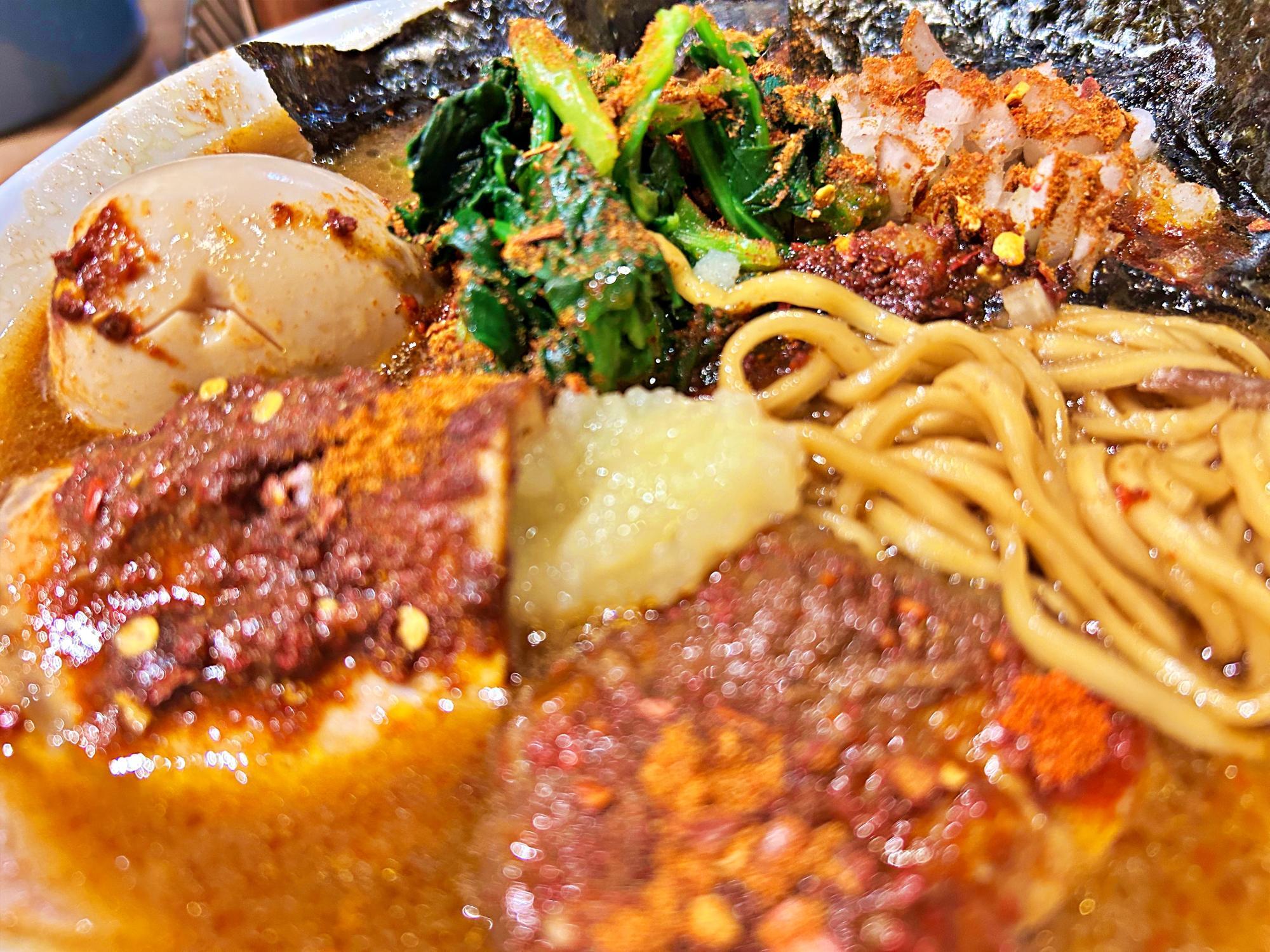 大阪市・北浜】焦がしスープがたまらない！家系の旨辛ラーメン