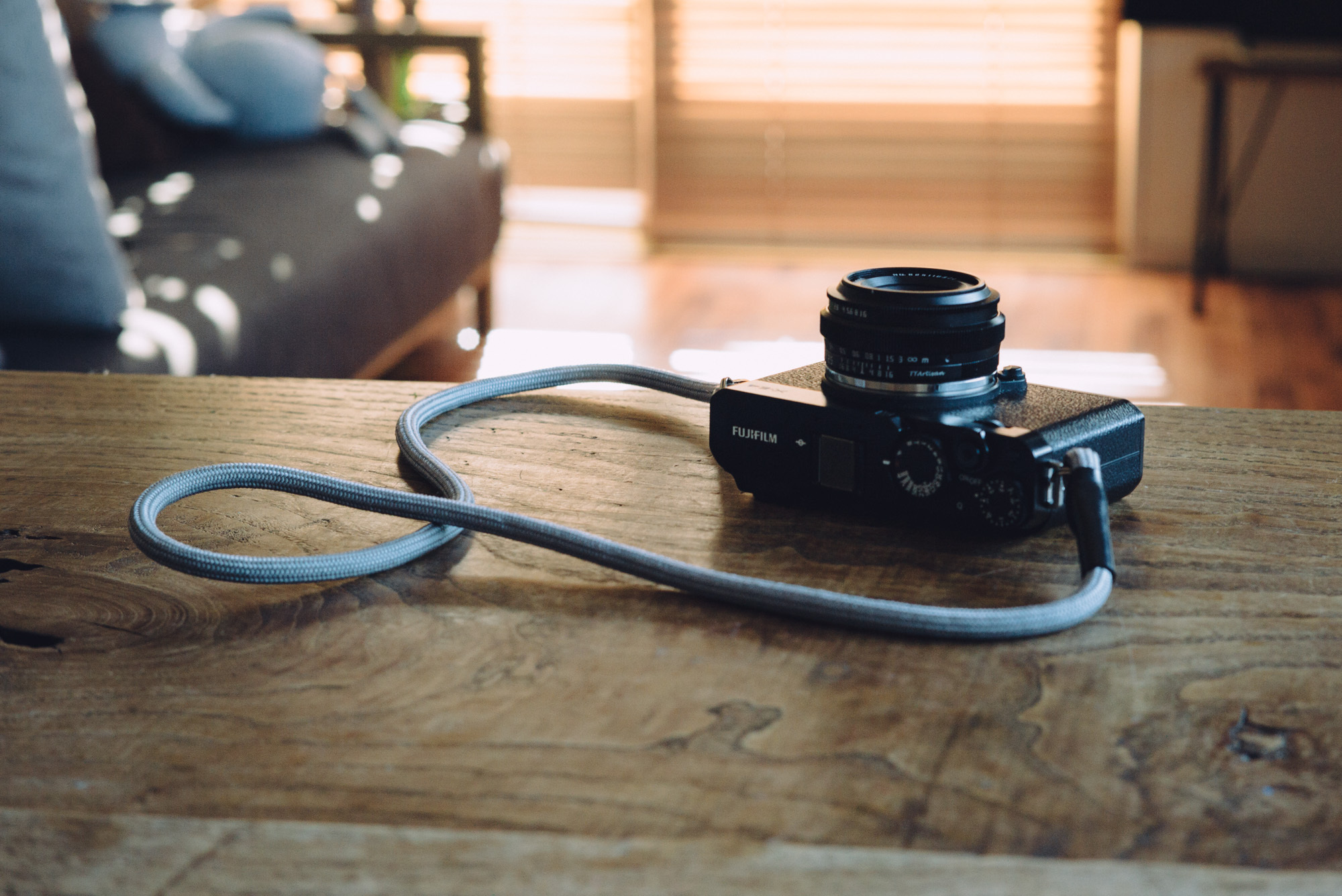 中国製のMFレンズをFUJIFILM X-E4に組み合わせたコンパクトな 中国製のMFレンズをFUJIFILM X-E4に組み合わせたコンパクトな