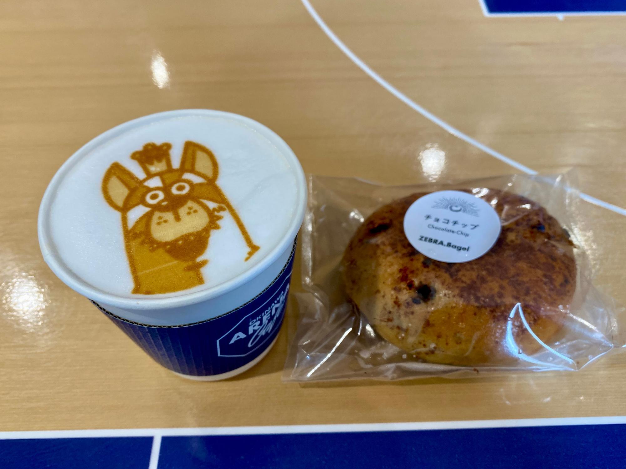 プリントカフェラテ(400円)、チョコチップベーグル(400円)※価格は税抜きです