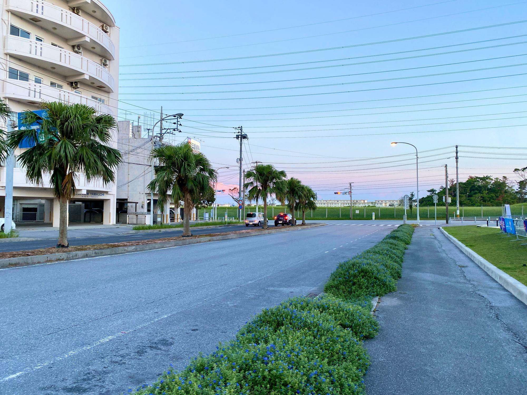沖縄アリーナ前の信号付近。画像右側に沖縄アリーナ