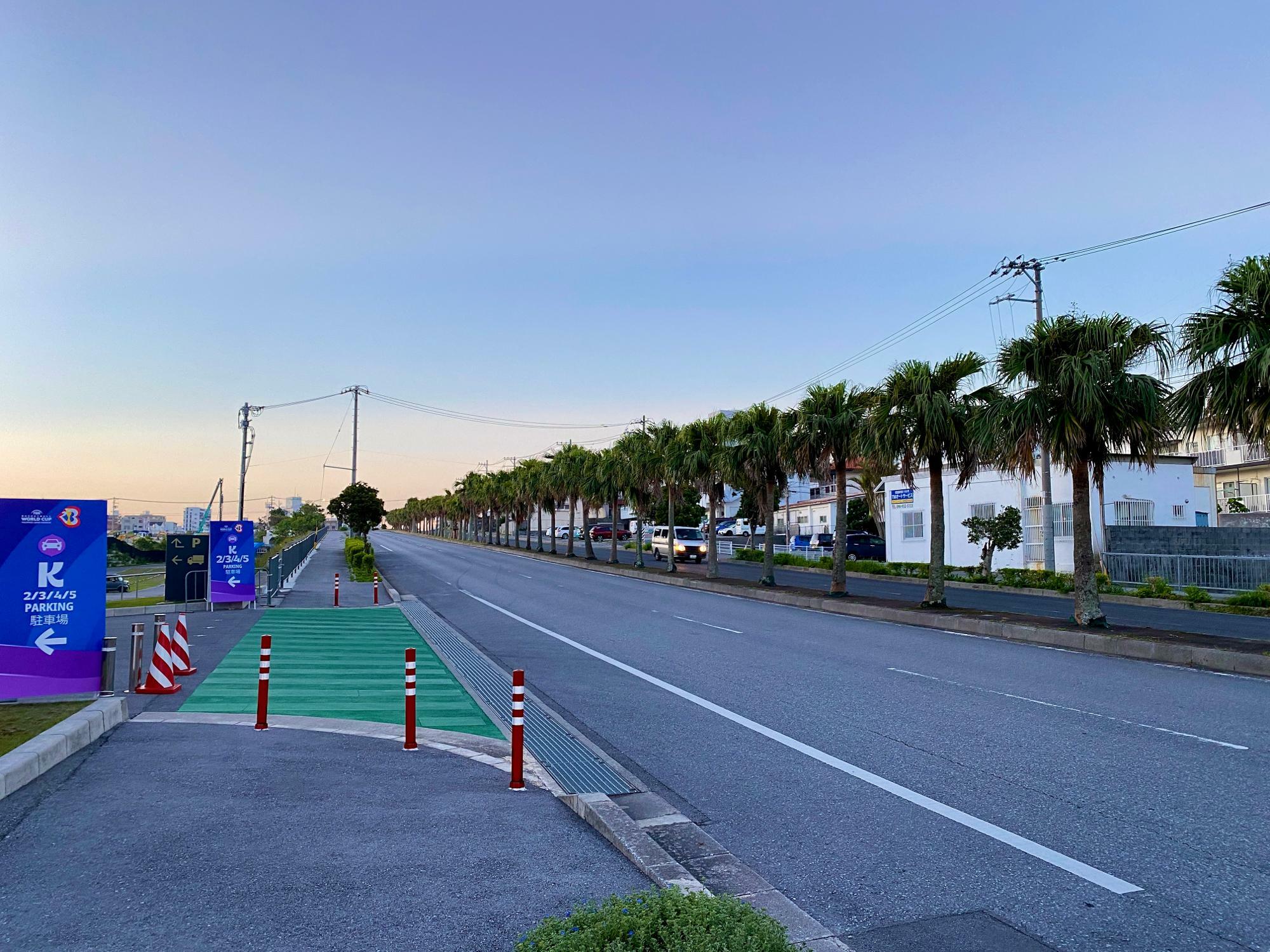 沖縄アリーナ前の信号付近。画像左側に沖縄アリーナ