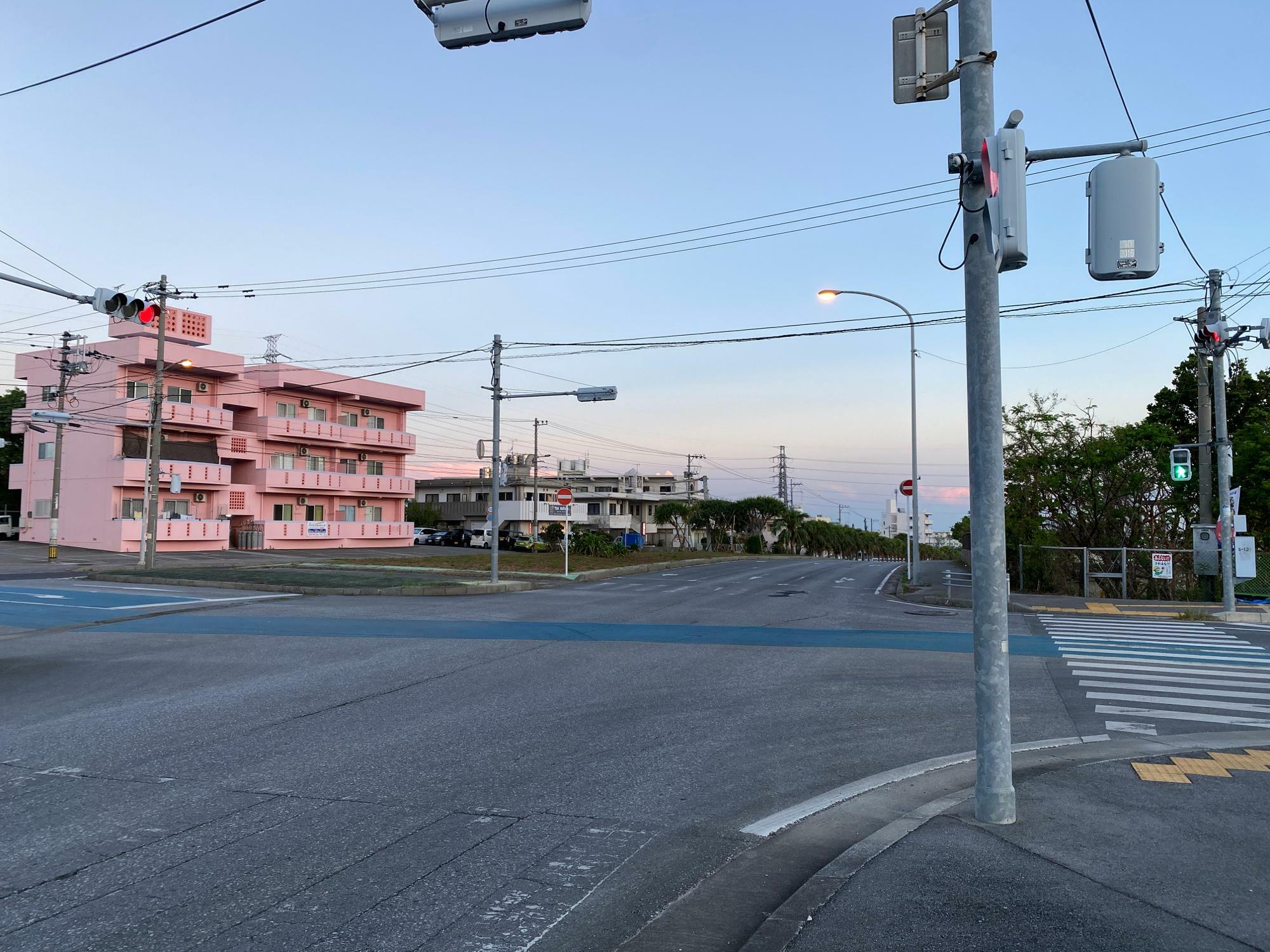 沖縄市消防署山内出張所前の交差点。画像奥が沖縄アリーナの方向