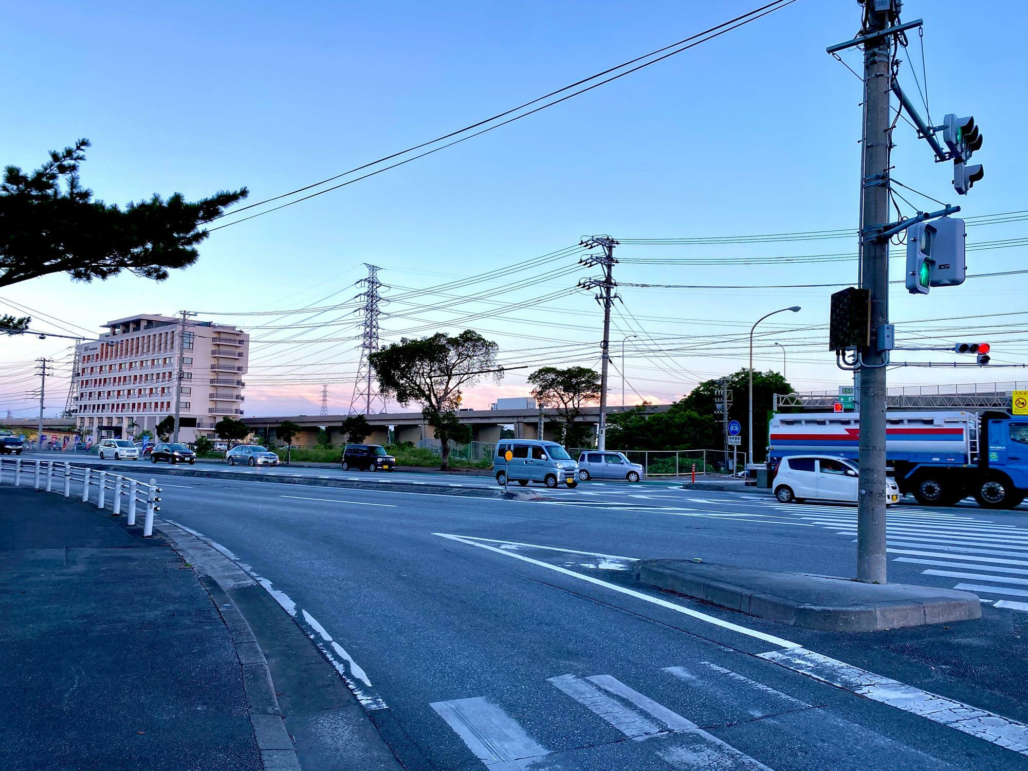 沖縄南IC前の交差点。画像左手が沖縄アリーナの方向