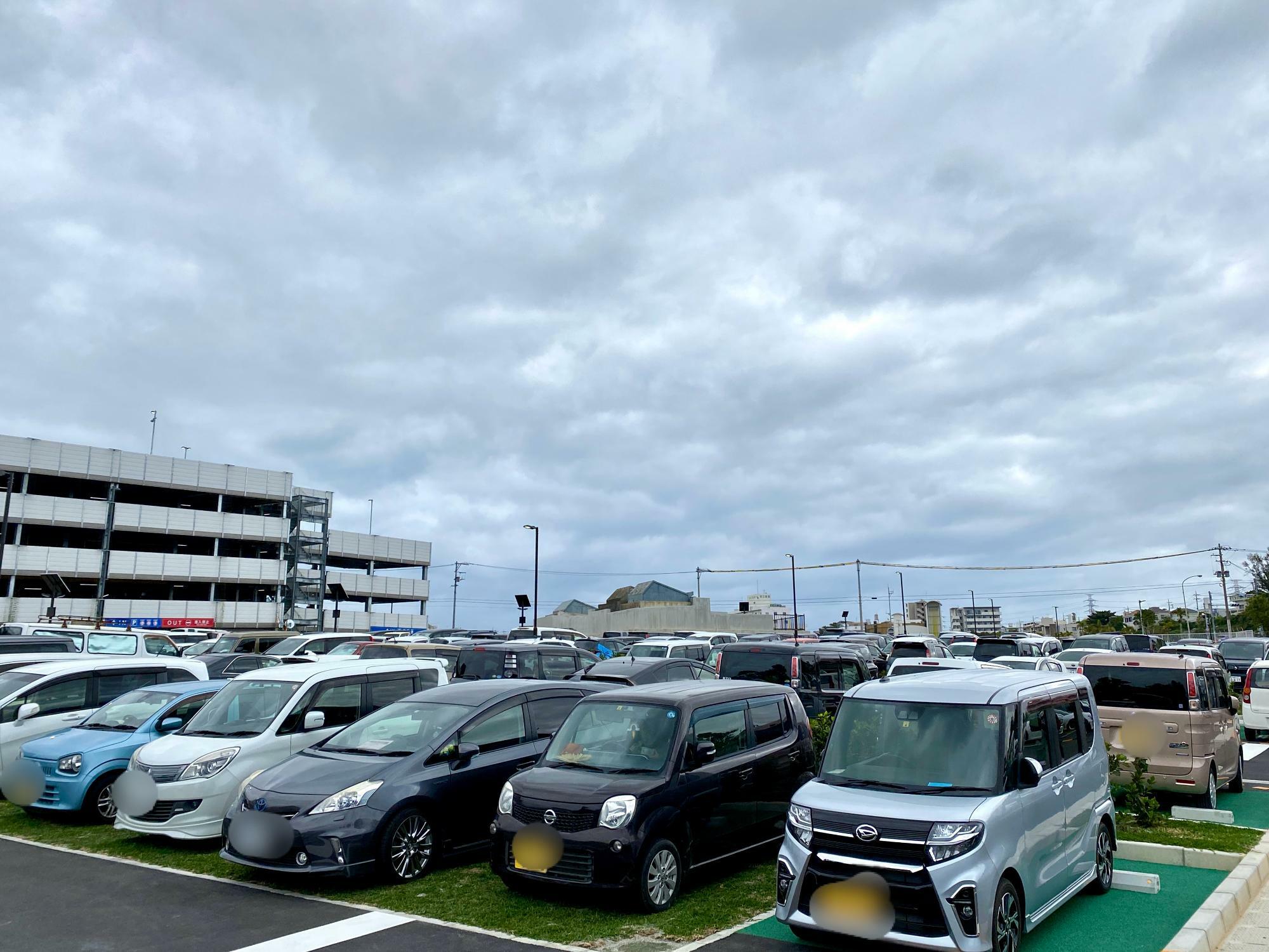 イベント開始1時間後の沖縄アリーナ隣接駐車場の状況