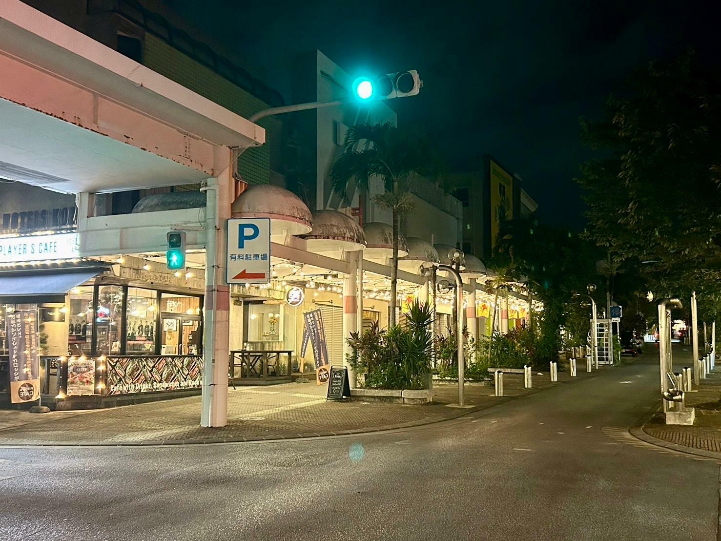 写真左手の店舗が「プレイヤーズカフェ」