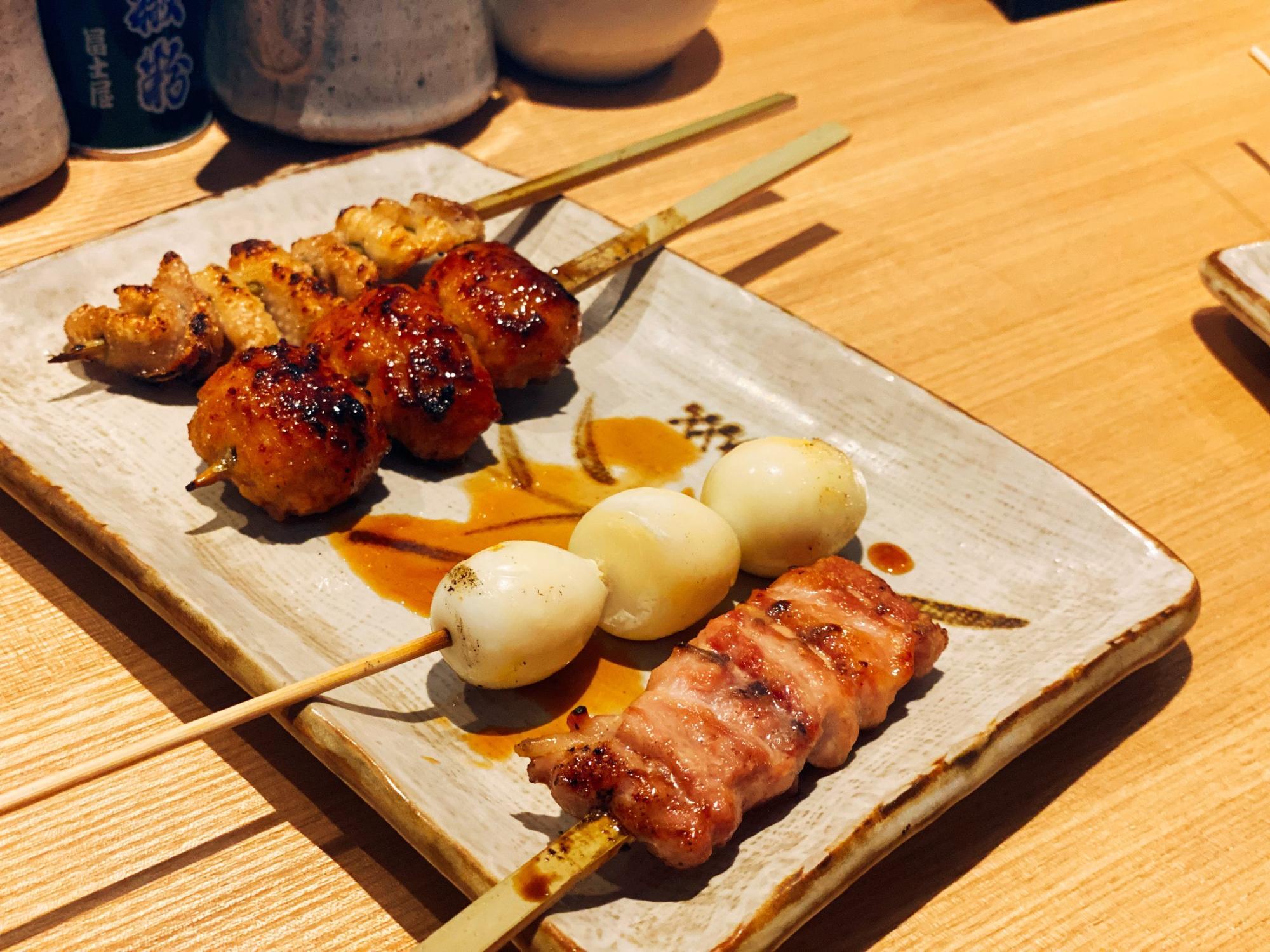 鶏皮・つくね・白玉・はつ(各種187円税込)