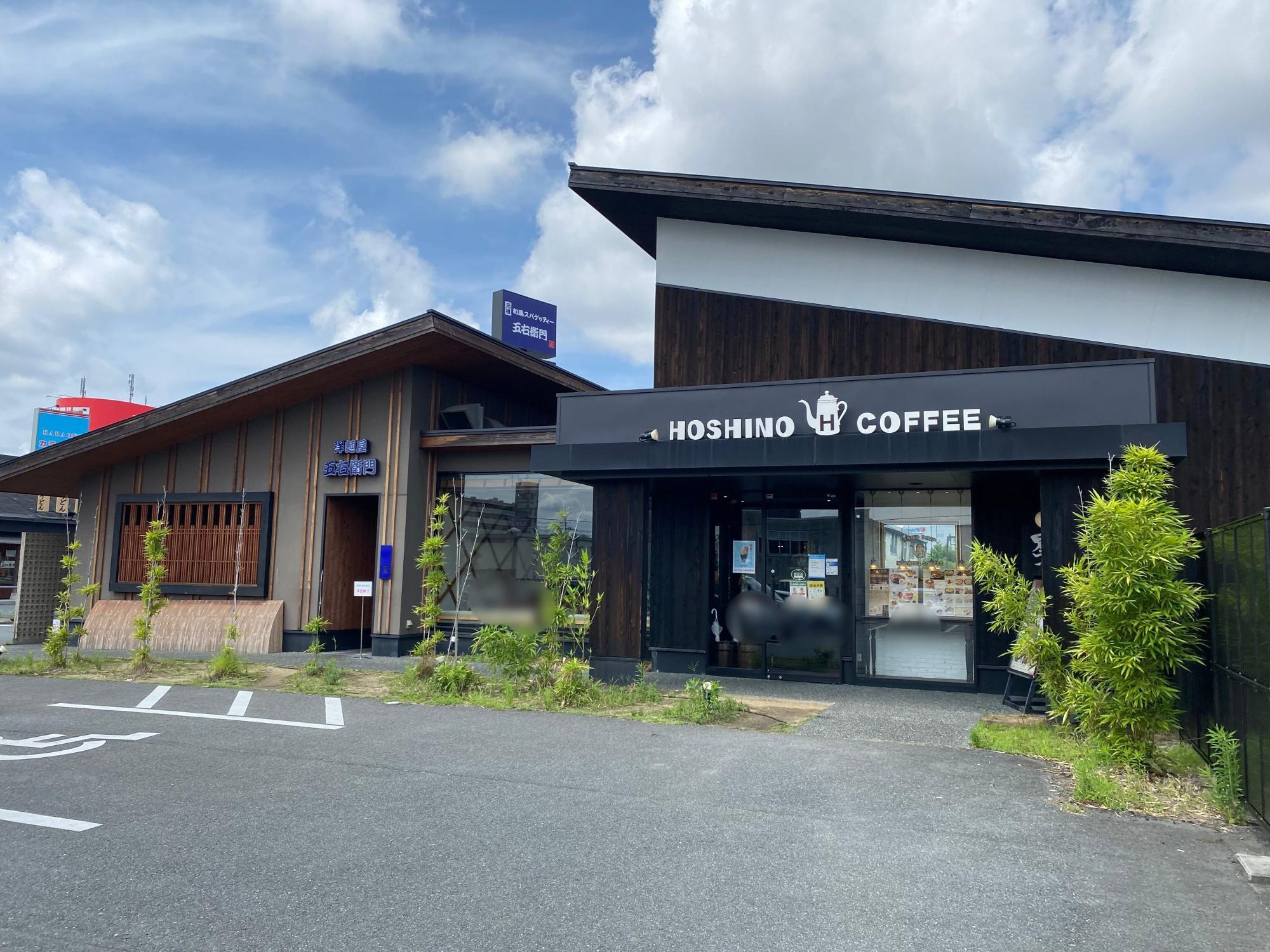 右側の建物が『星乃珈琲店(熊本近見店)』。駐車場は『五右衛門』と共同です。