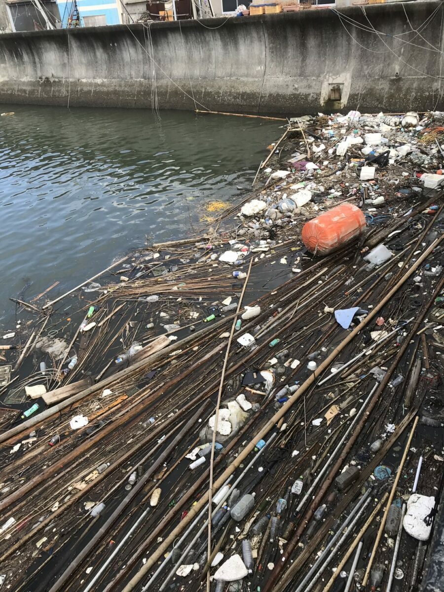 某港に流れ着いた大量のゴミ