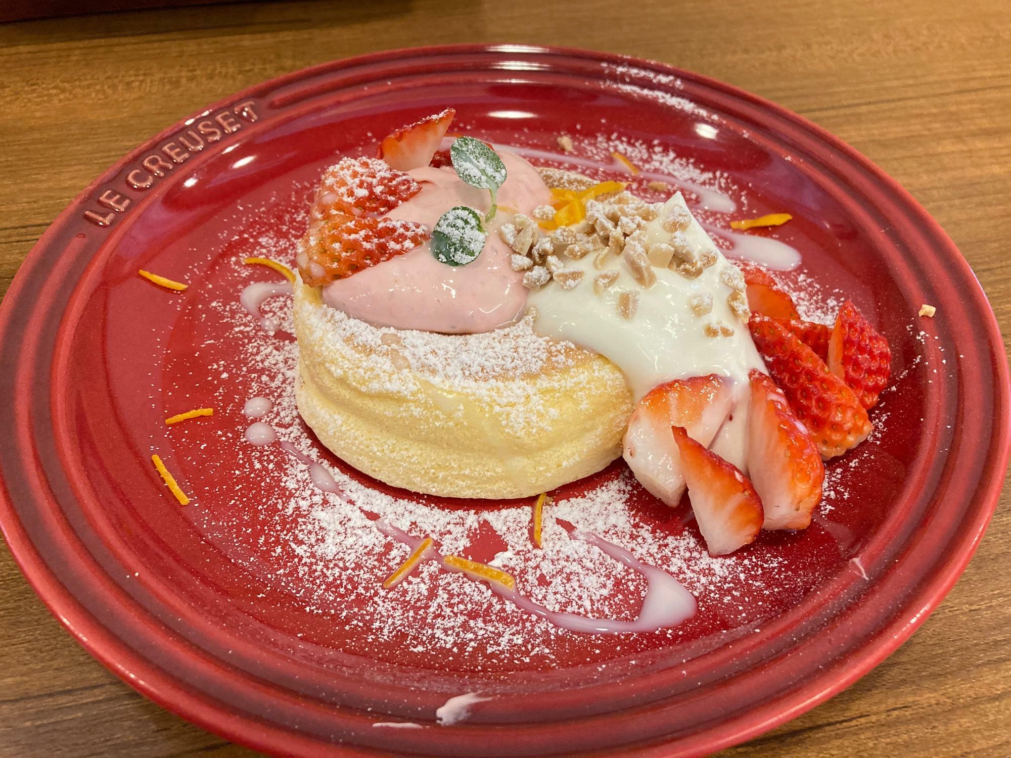 「苺のパンケーキ～練乳クリーム添え（1枚）」880円（税込）