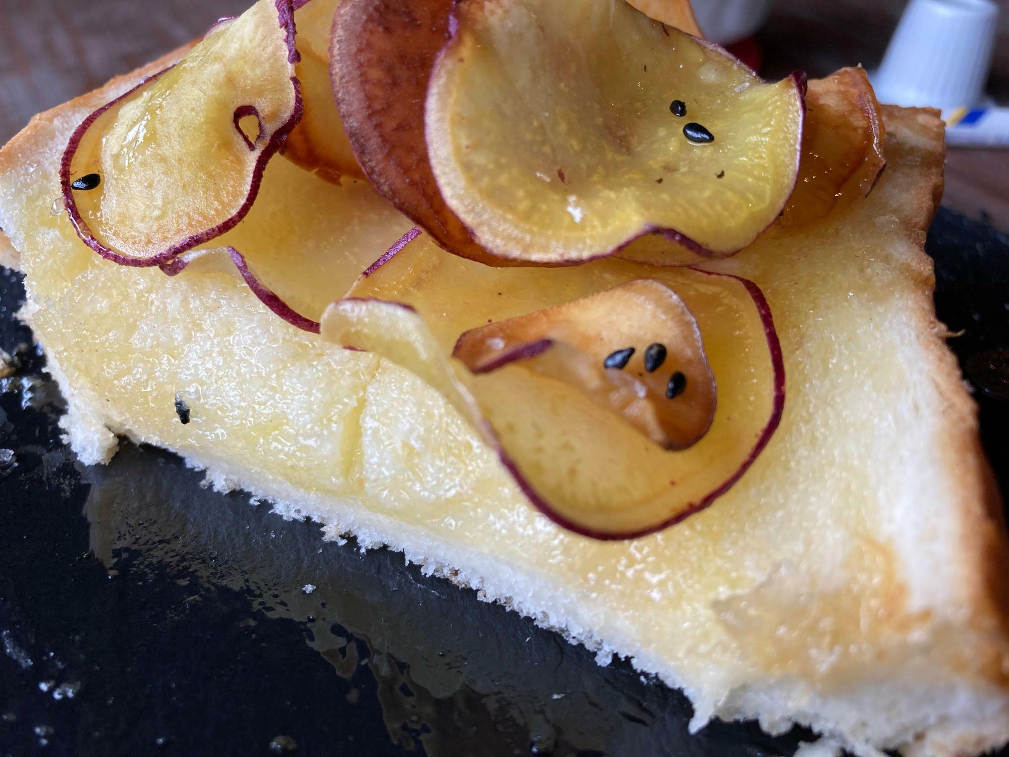 「自家製おさつチップスの黄金トースト」マヌカハニーとバターが染み込む幸せな断面