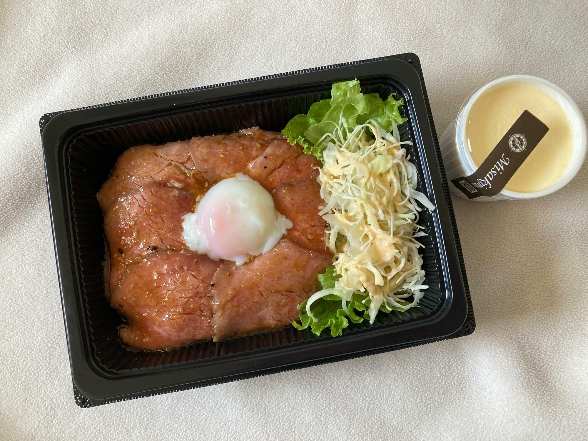 「ローストビーフ丼」 800円／「なめらかプリン」 250円（※ご提供いただきました）