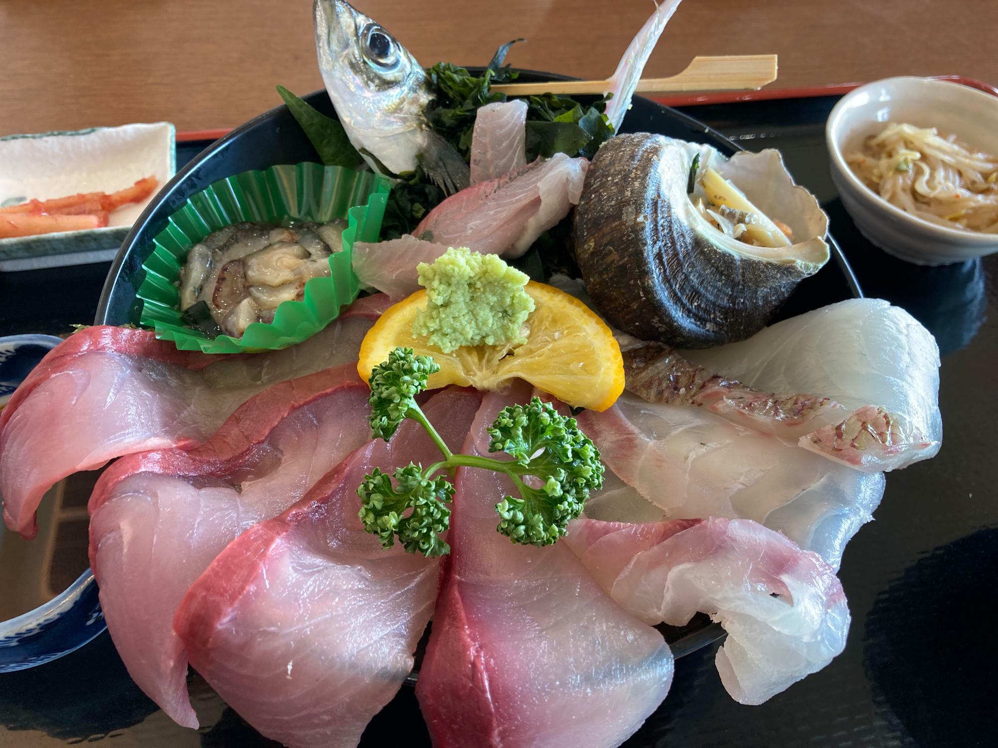 関の海鮮丼 1,320円