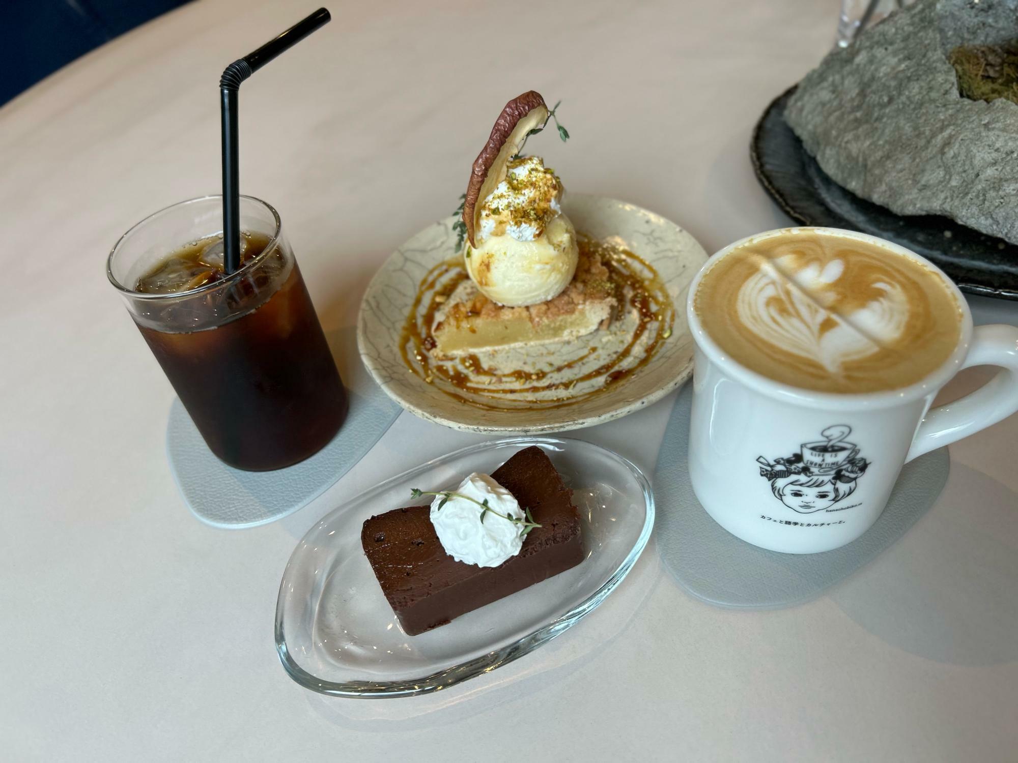 ハンドドリップコーヒー（ICE） 580円／カフェラテ（HOT）650円／林檎のタルト 650円／ガトーショコラ 550円