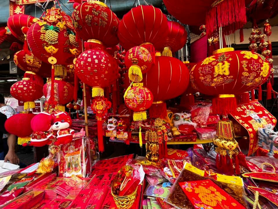 祝賀カラーの赤に染まる中華街ヤワラート
