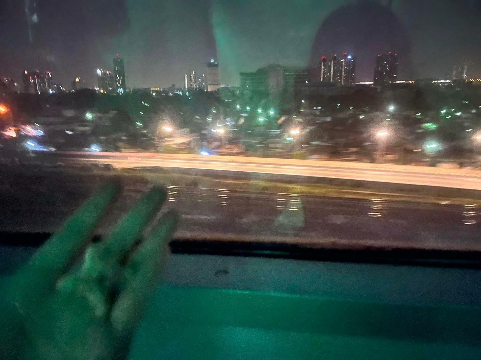 夜の車窓と、コアラのマーチ（笑）。