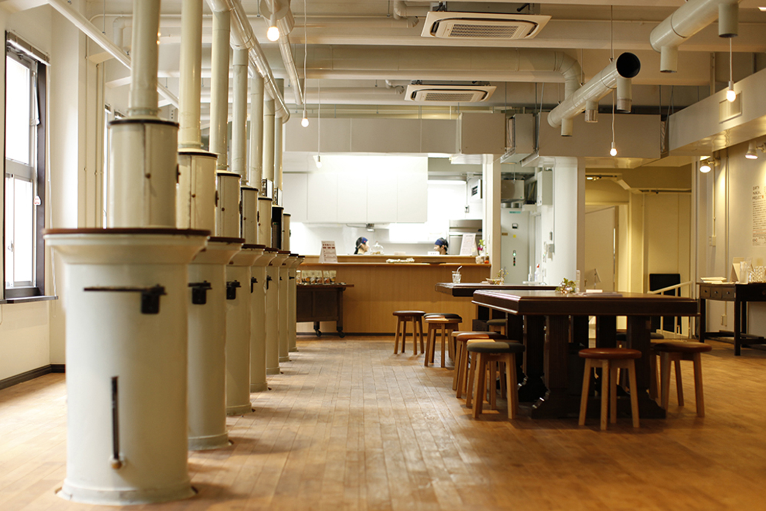 KIITOの中はとってもお洒落、素敵な雰囲気のカフェもありますよ　写真提供：デザインクリエイティブセンター