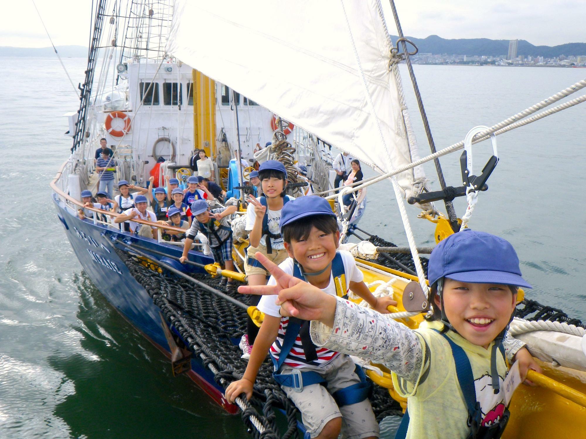 バウスプリットと呼ばれる、船の先端部分。網の下は海！怖さ知らずの子供たちは満面の笑顔　写真提供：みらいへ