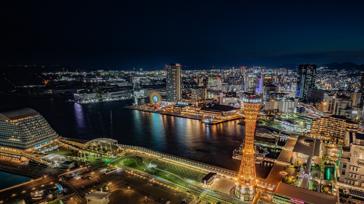 ポートタワーとその周辺の夜景。煌めく街明かりの中心となり光り輝いている。　写真提供：一般財団法人神戸観光局