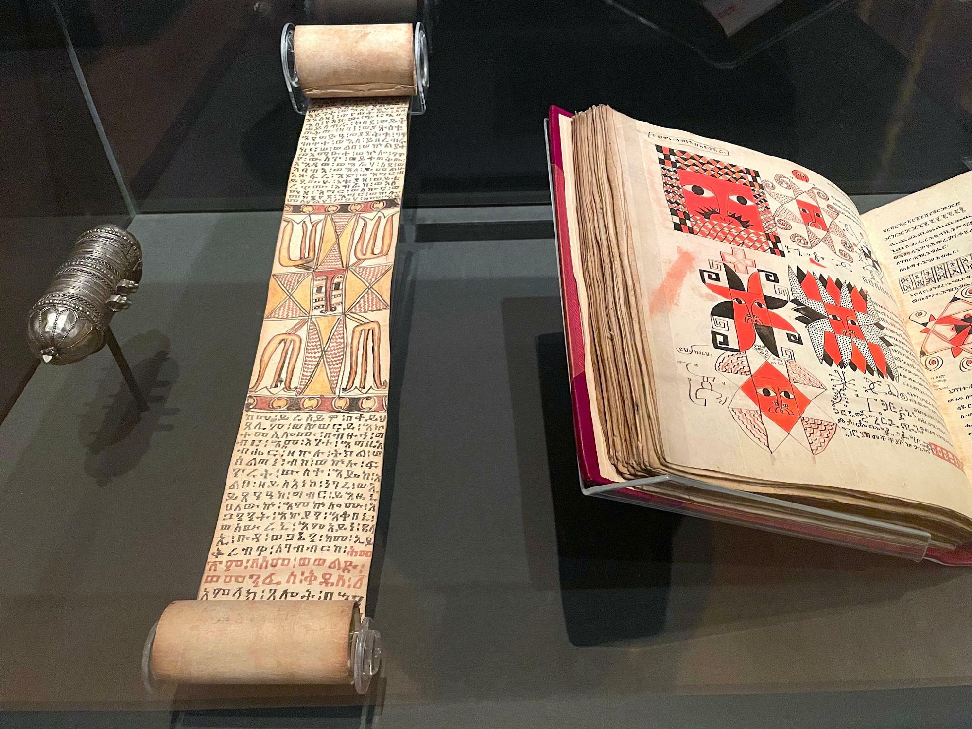 古代エチオピアから伝わる魔術書(右)、お守りの巻物と銀の容器(左)　所蔵：大英図書館　撮影協力：兵庫県立美術館