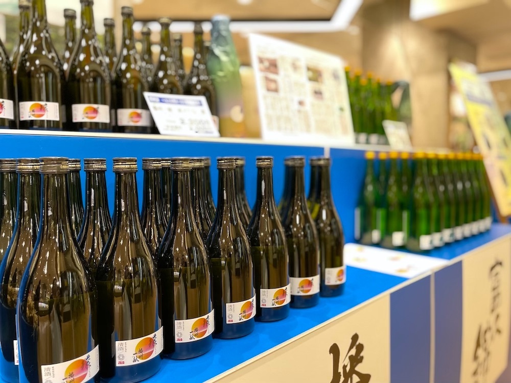 販売ブースには、4種類の日本酒が並んでいる