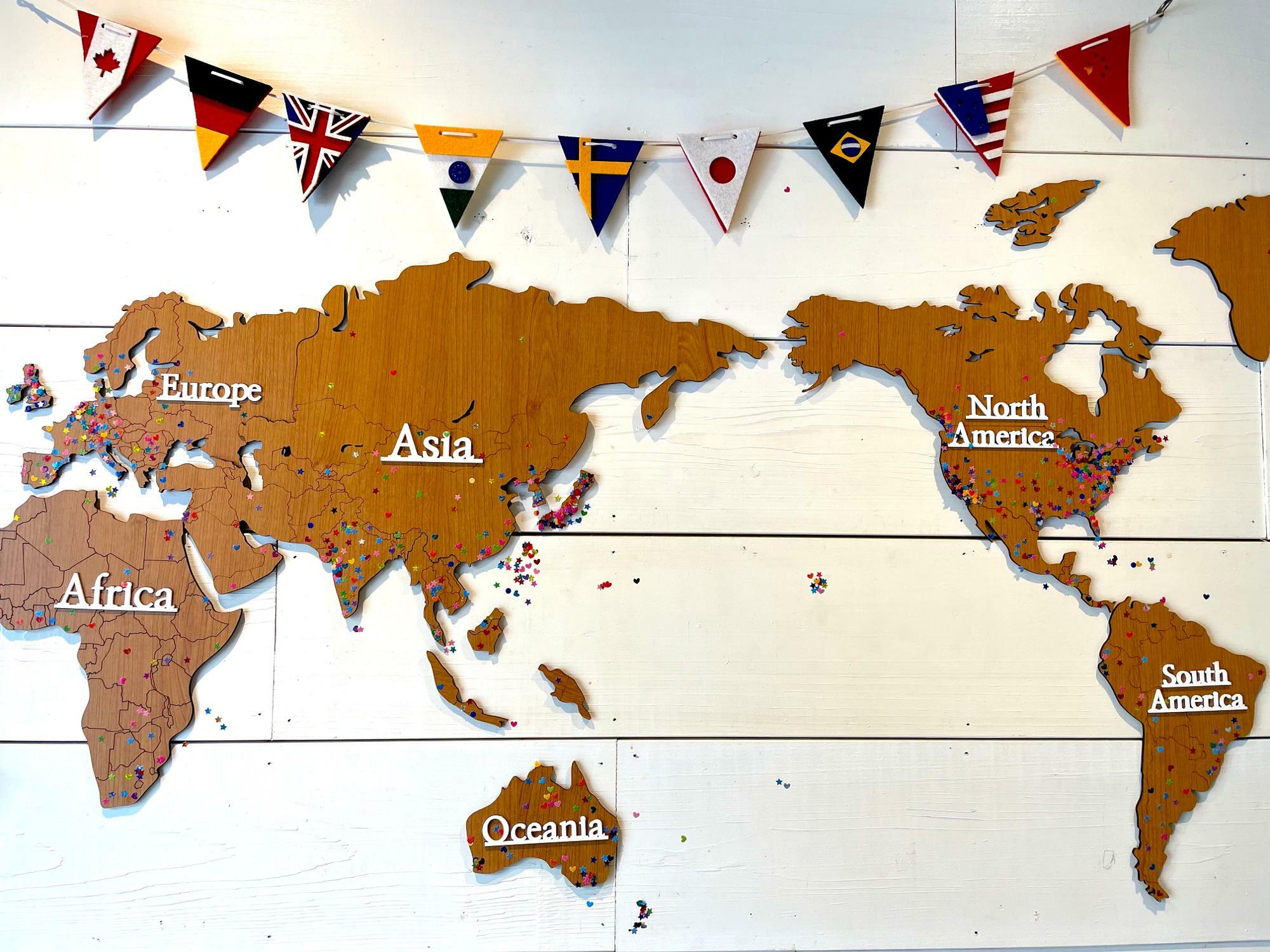 壁にある地図の中には、お客さん達の出身国の場所にシールが貼られていた