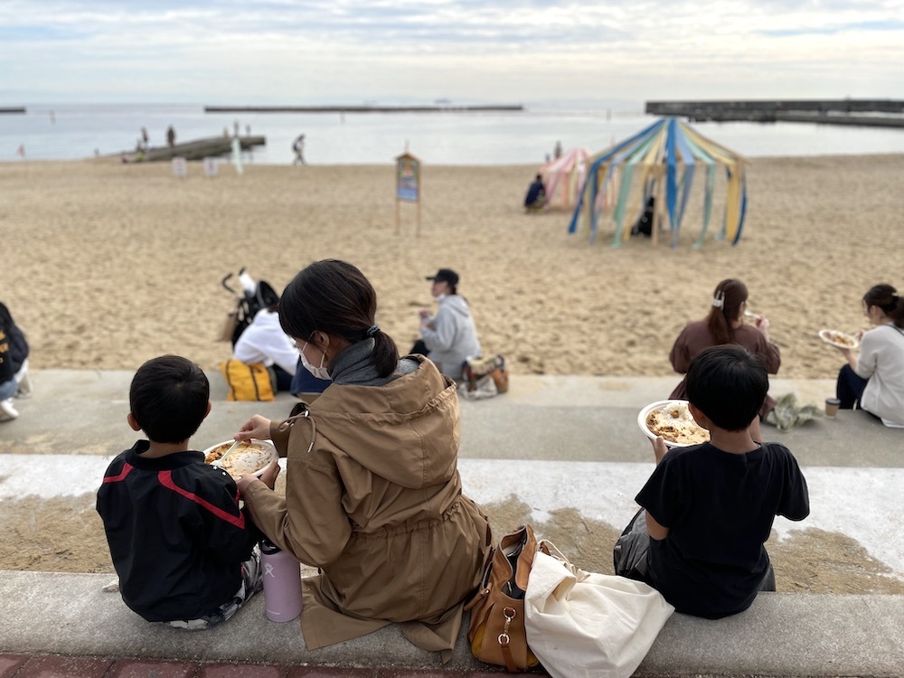 海を眺めながら食べるお昼ごはん、記憶に残る豊かなひととき