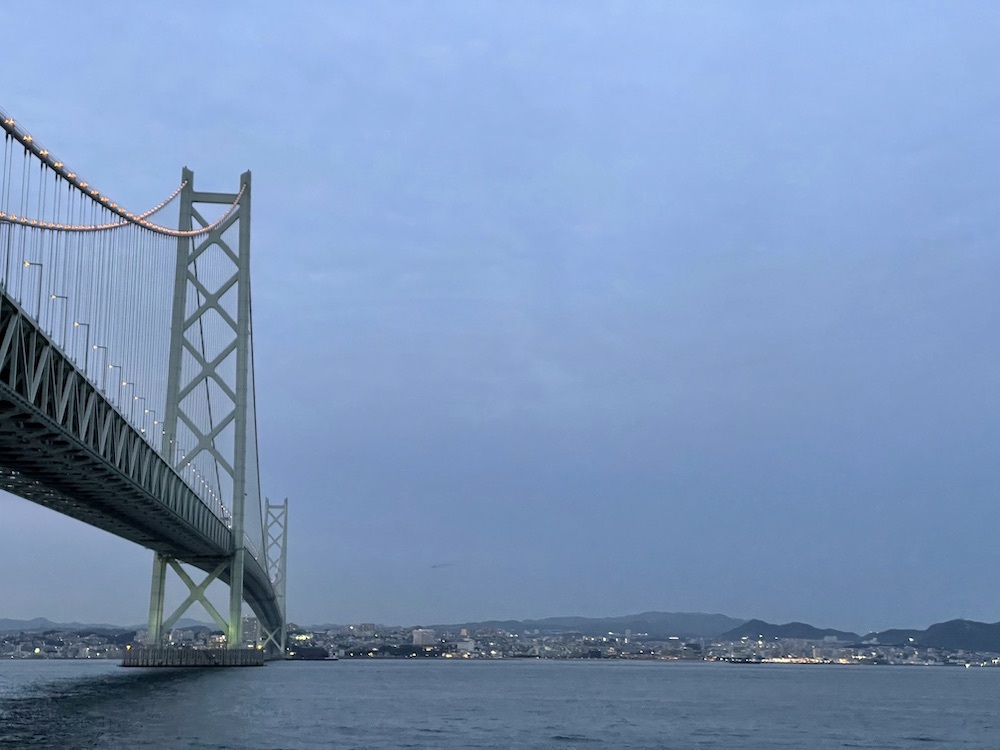 ライトアップされた明石海峡大橋。今から手前側のタワーに登ります　撮影協力 本州四国連絡高速道路株式会社