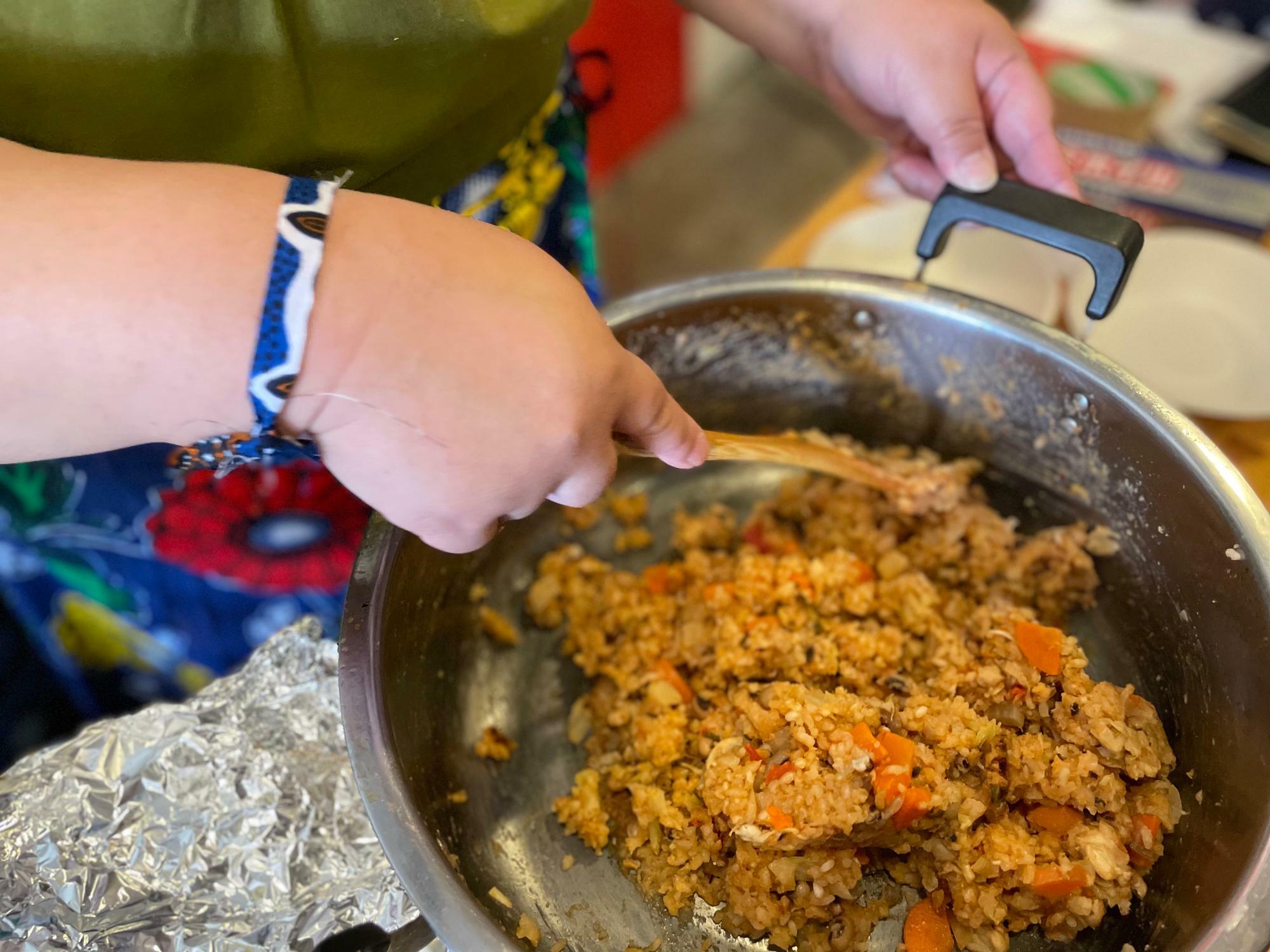 トーゴの料理「アイモル」はチキン、野菜、豆の煮込みライス　撮影協力 Arts For All