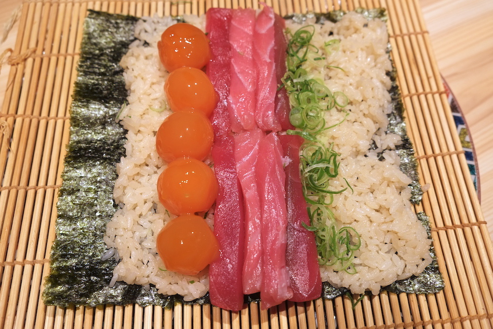 これはシャッターチャンス！推しの映え寿司だそう。米は赤酢の色合い　取材協力「鮨マニシ」